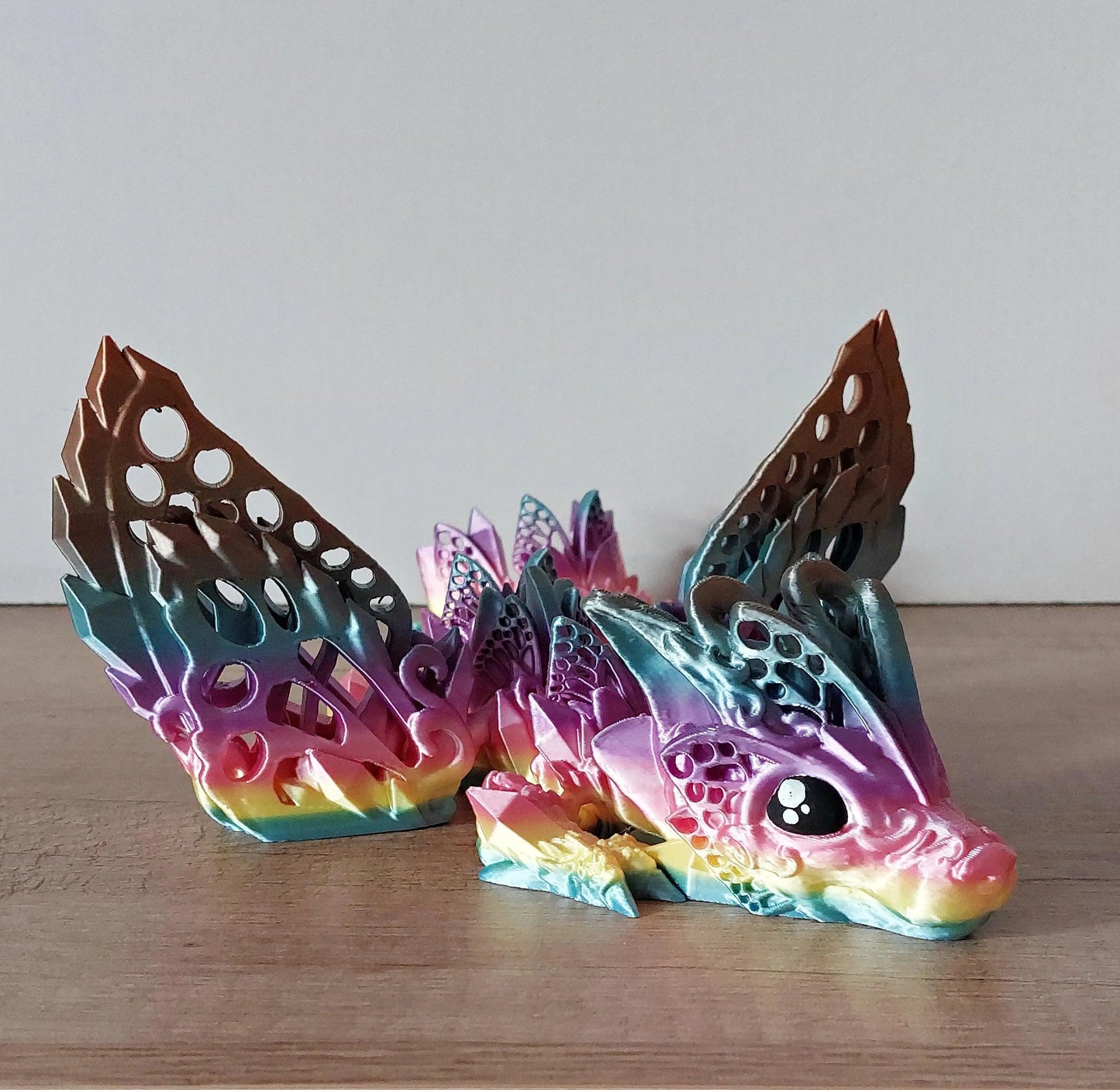 Baby Fae Wolf Dragen - Feewnwolf-Drache - Regenbogen glänzend - 32 cm lang - 18 cm breit - 10 cm hoch - Augen handbemalt - süss & niedlich - megahobby3dcreations