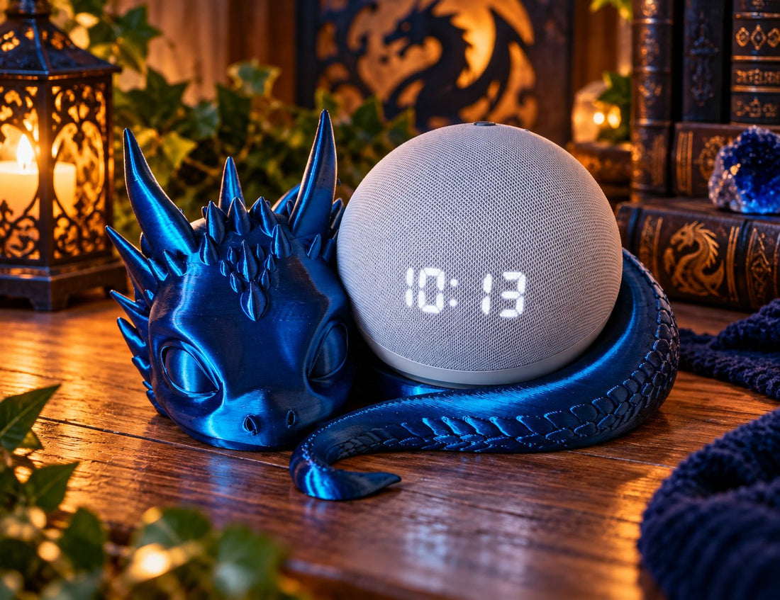 Dekorativer Drachen-Halter aus 3D-Druck mit Smart Speaker auf einem Holzregal
