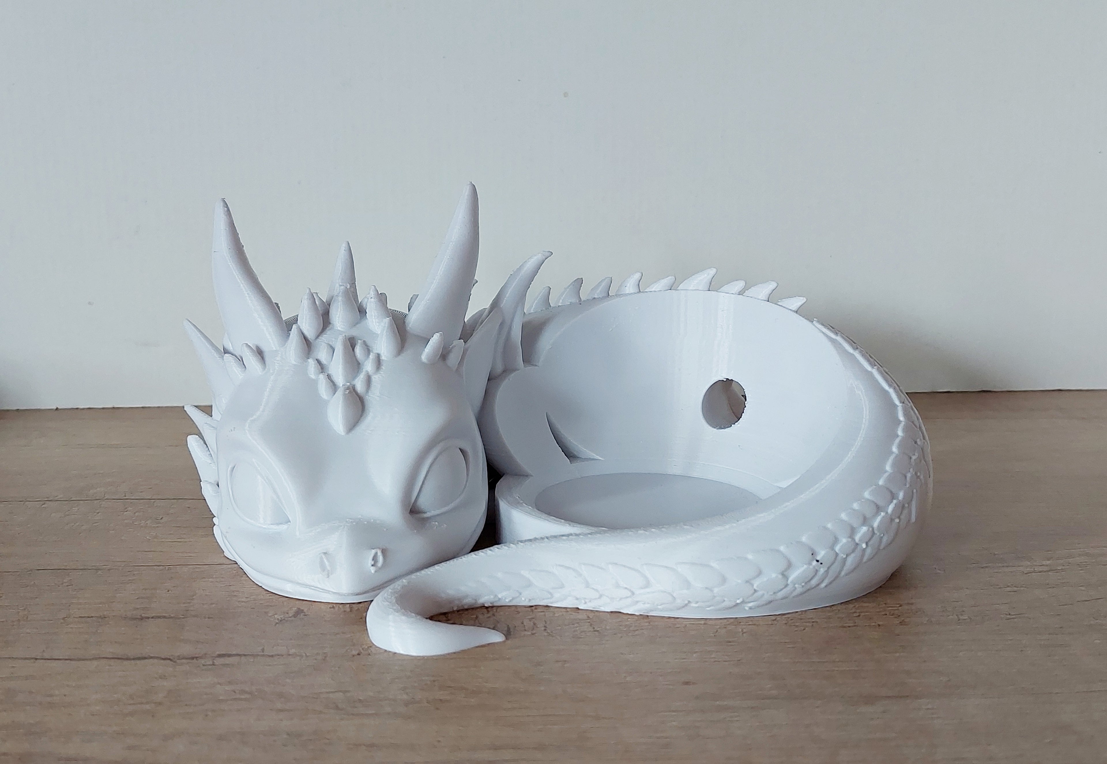 🐉 Süßer Drache als Halter für Alexa Echo Dot 5 – Weiß