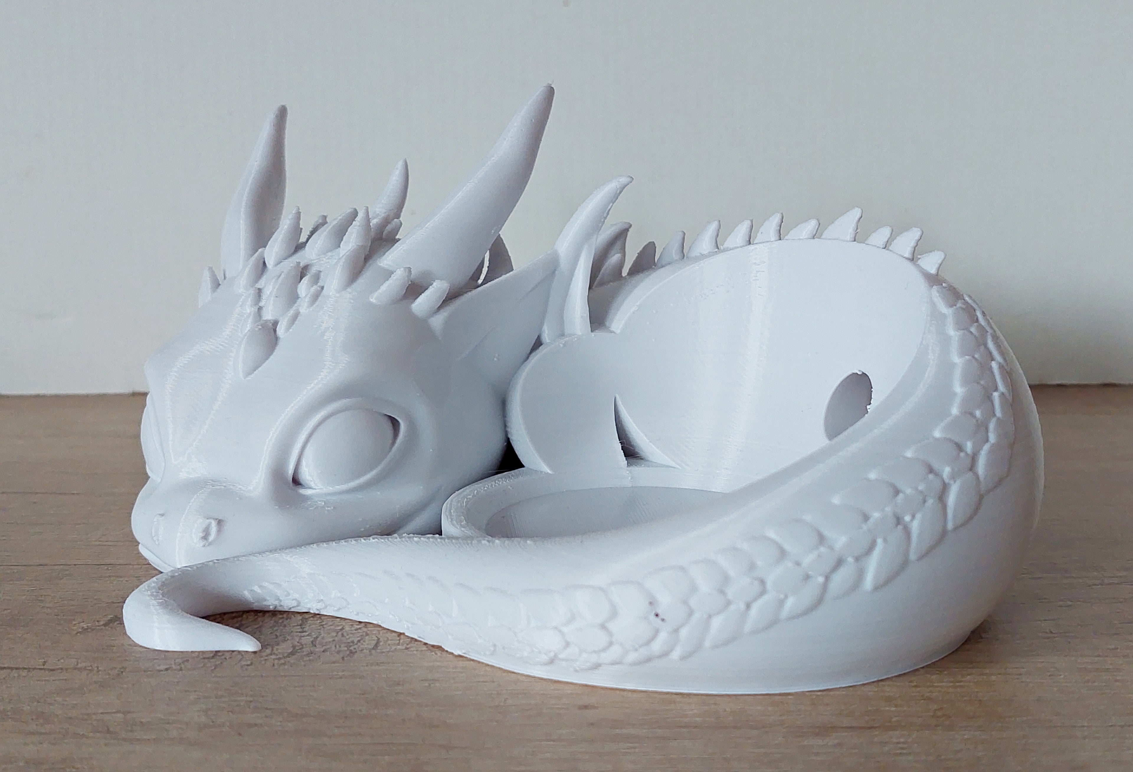 🐉 Süßer Drache als Halter für Alexa Echo Dot 5 – Weiß