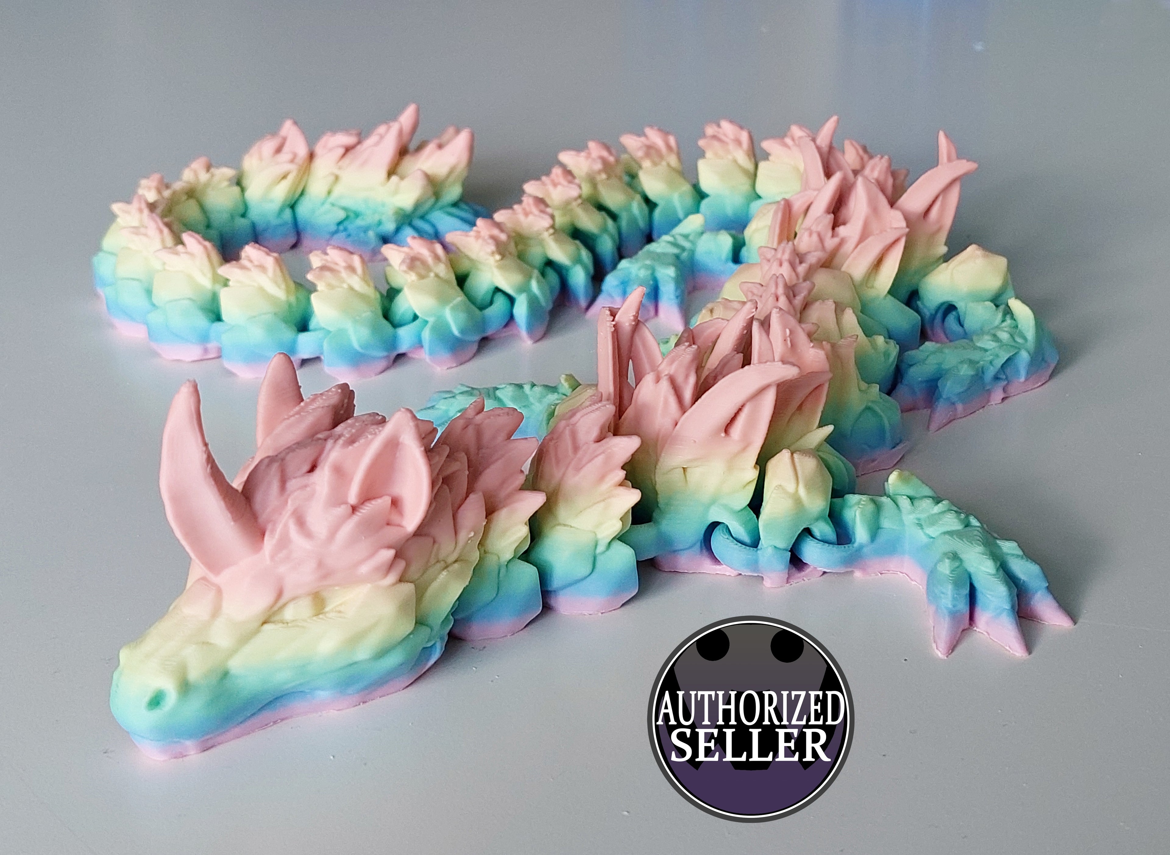 58 cm langer beweglicher Einhorn-Drache aus hochwertigem 3D-Druck mit matter Regenbogen-Farbgebung und handbemalten Augen.