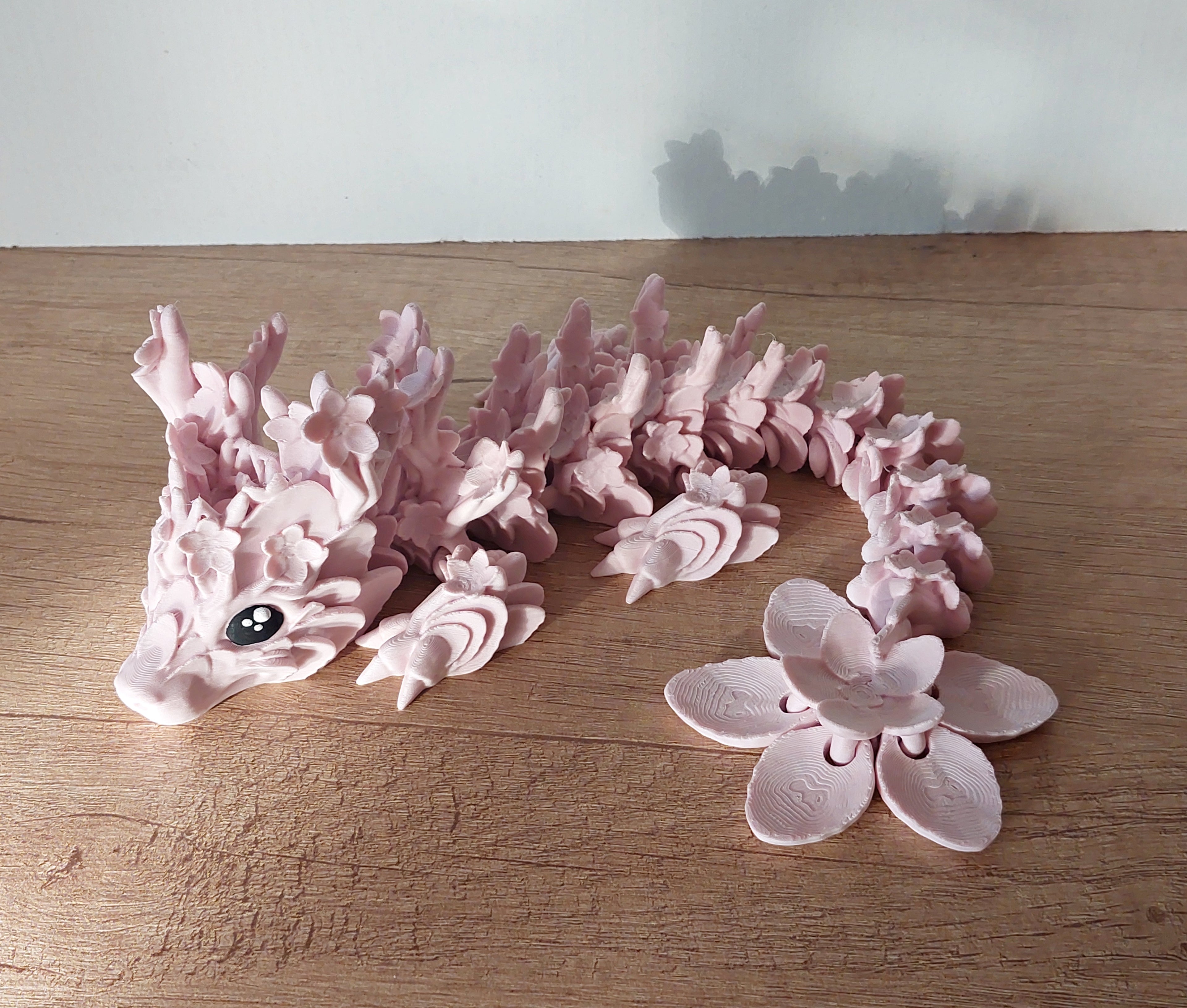 🌸🐉 Kirschblüten-Drache – Bewegliche 3D-Druck Fantasy-Deko in Weiß & Rosa