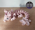 Beweglicher Kirschblüten-Drache aus hochwertigem 3D-Druck in Weiß und Rosa, ca. 32 cm lang, mit handbemalten Augen als außergewöhnliche Fantasy-Dekoration.