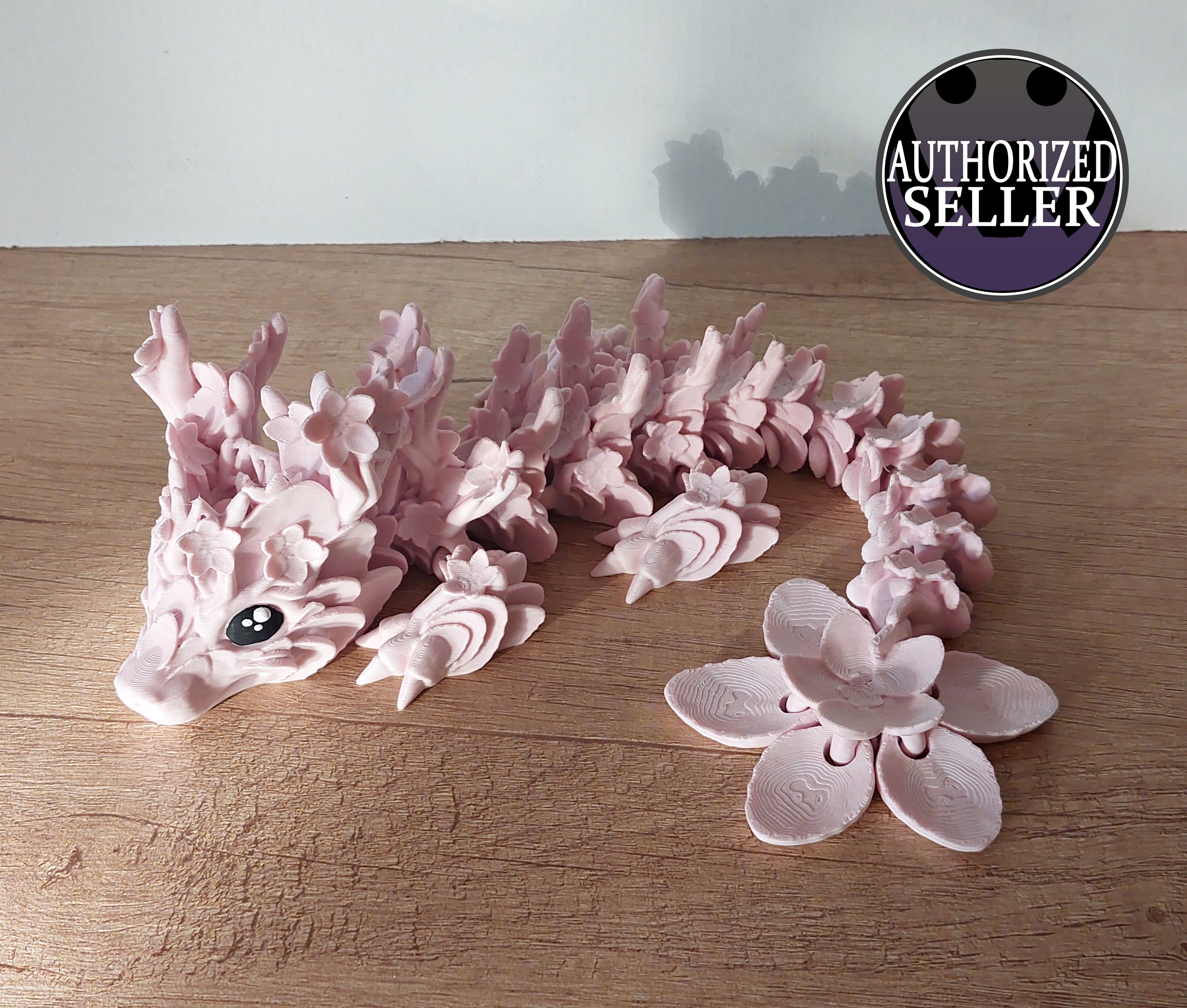 Beweglicher Kirschblüten-Drache aus hochwertigem 3D-Druck in Weiß und Rosa, ca. 32 cm lang, mit handbemalten Augen als außergewöhnliche Fantasy-Dekoration.