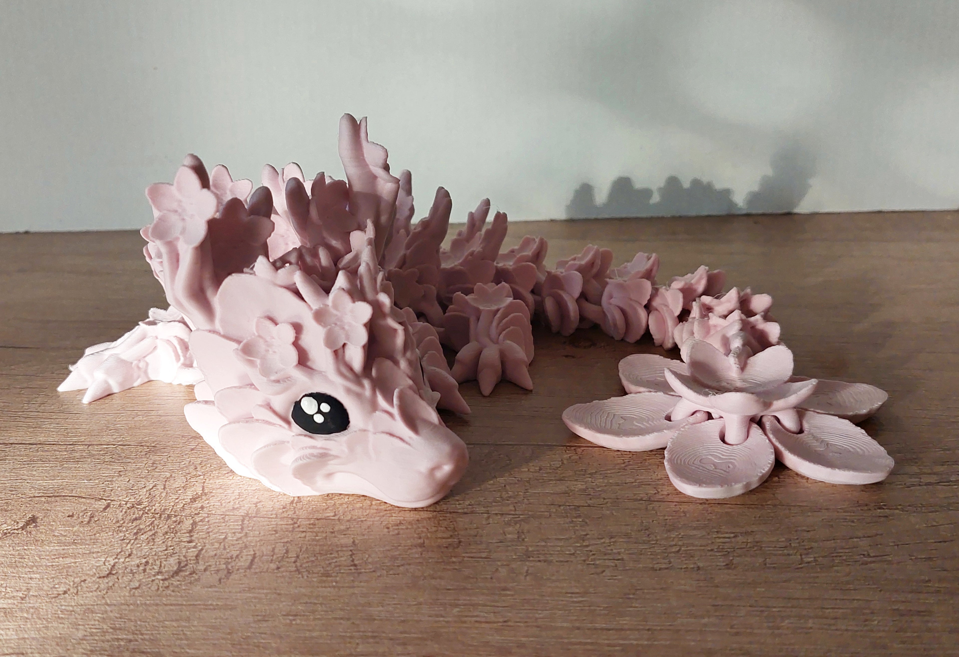 🌸🐉 Kirschblüten-Drache – Bewegliche 3D-Druck Fantasy-Deko in Weiß & Rosa