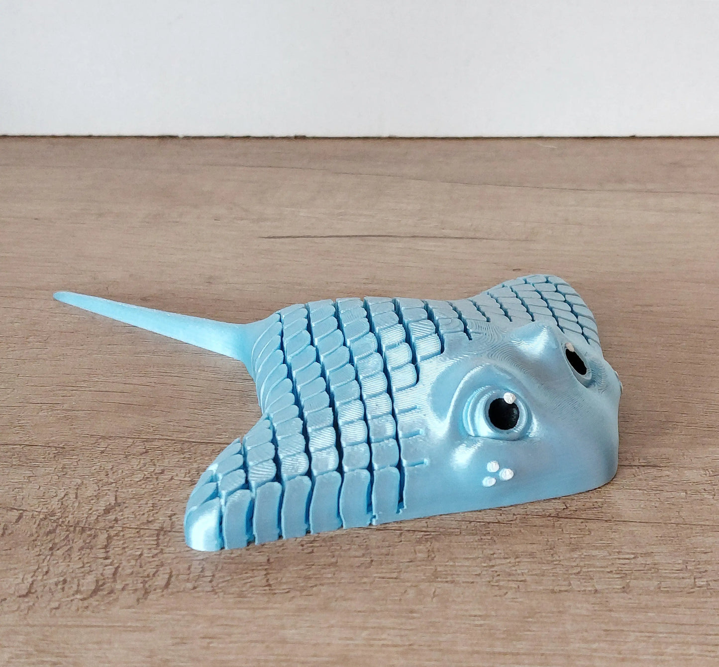 Manta Rochen „Stingray RAY“ aus 3D-Druck | Voll beweglich | Handbemalt | Hellblau | Maritime Dekofigur megahobby
