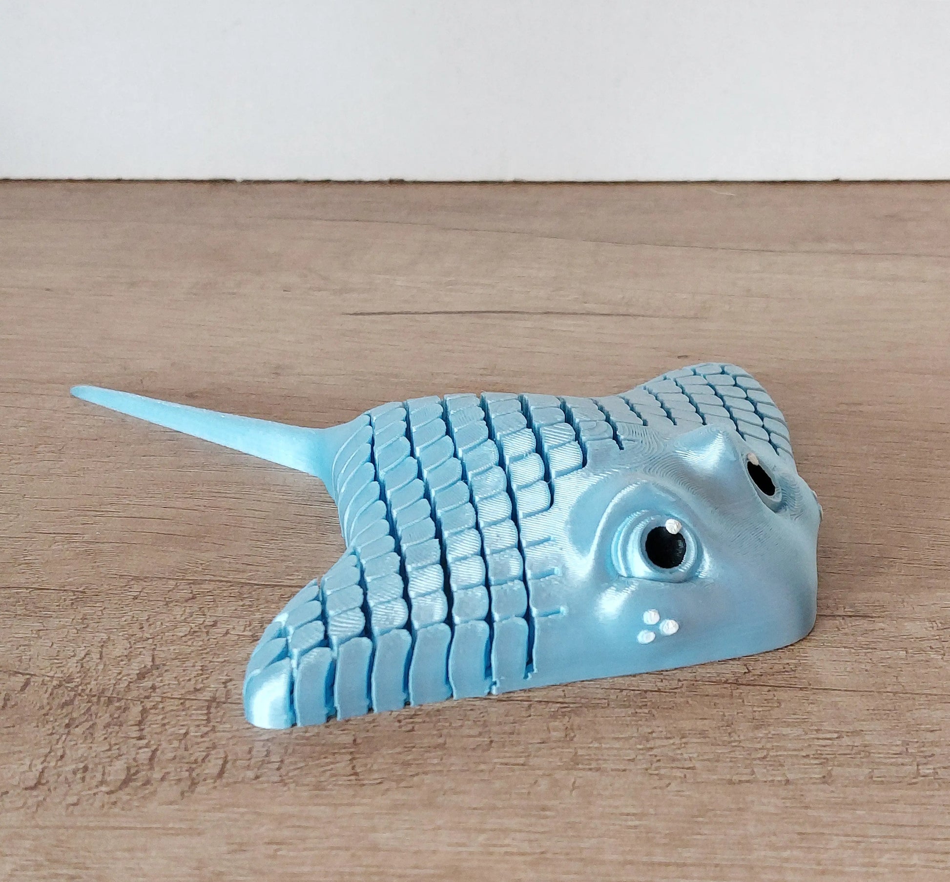 Manta Rochen „Stingray RAY“ aus 3D-Druck | Voll beweglich | Handbemalt | Hellblau | Maritime Dekofigur megahobby