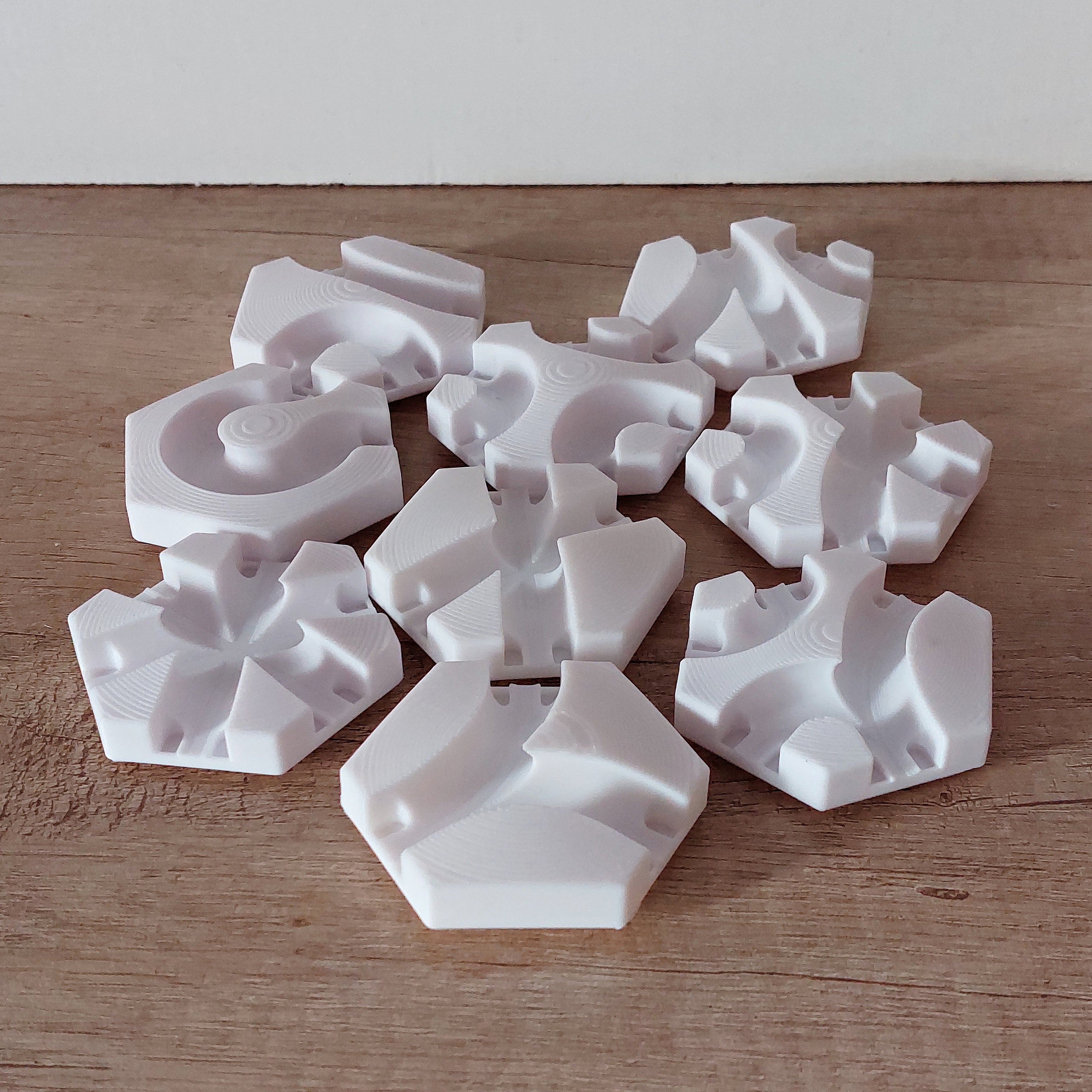 Verschiedene GraviTrax® kompatible Steine aus hochwertigem 3D-Druck zur kreativen Erweiterung von Kugelbahnen.