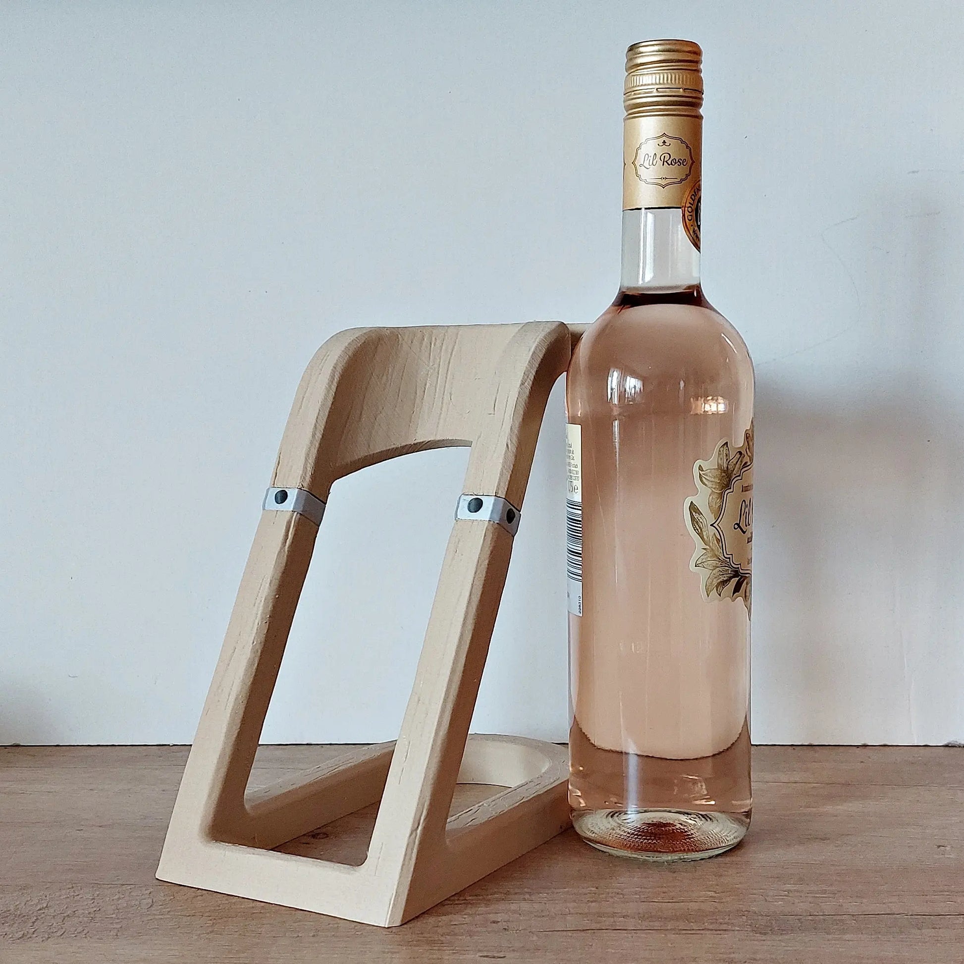 Weinflaschenhalter in Holzoptik aus 3D-Druck | Flaschenhalter mit Glashalter für 2 Weingläser | Geschenk & Deko megahobby