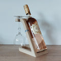 Weinflaschenhalter in edler Holzoptik aus hochwertigem 3D-Druck für eine Weinflasche und zwei Weingläser, ca. 21 × 18 × 12 cm.