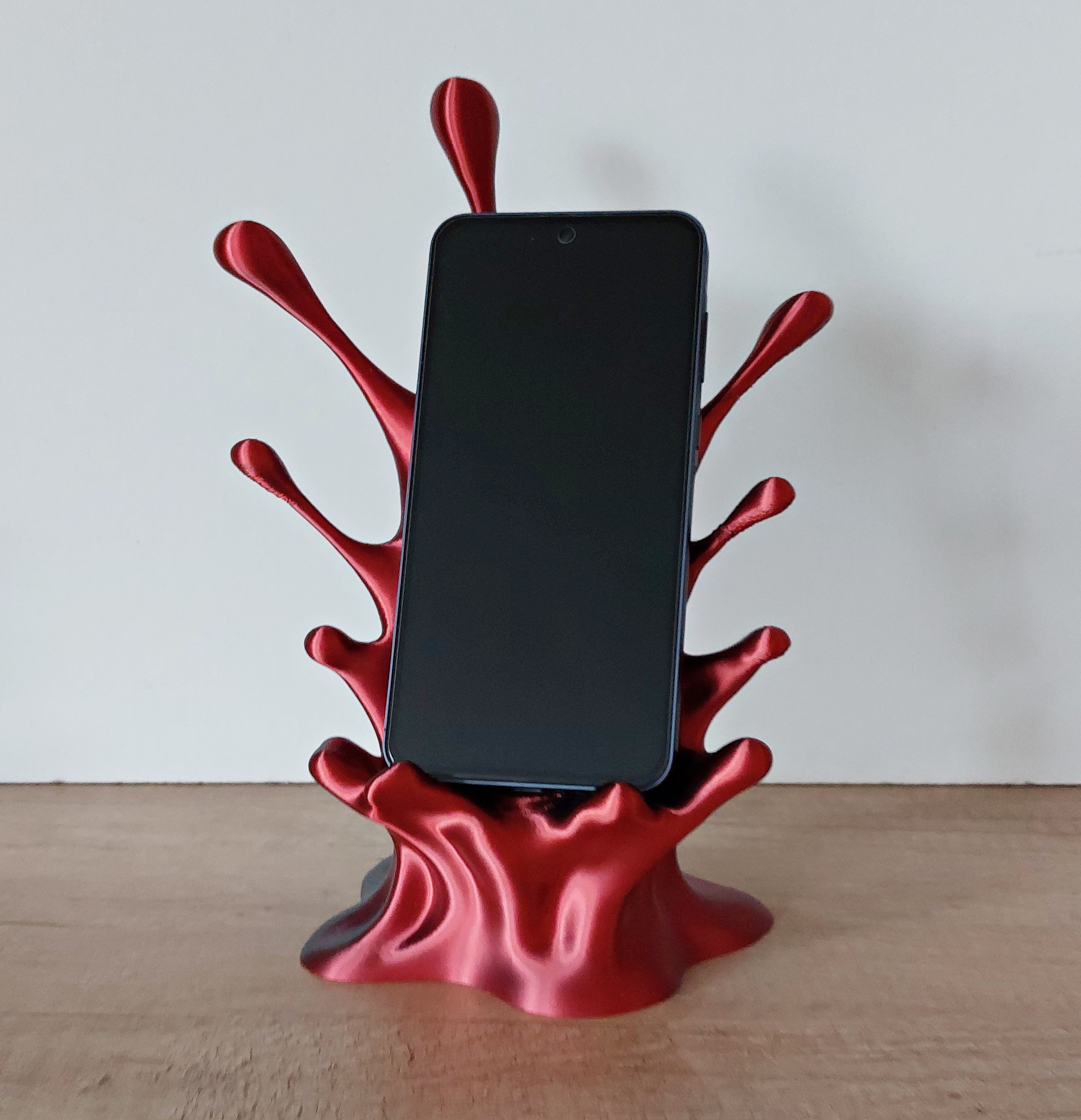 📱 Handyhalter „Splash“ mit Kabeldurchführung – Moderner Smartphone-Ständer aus 3D-Druck