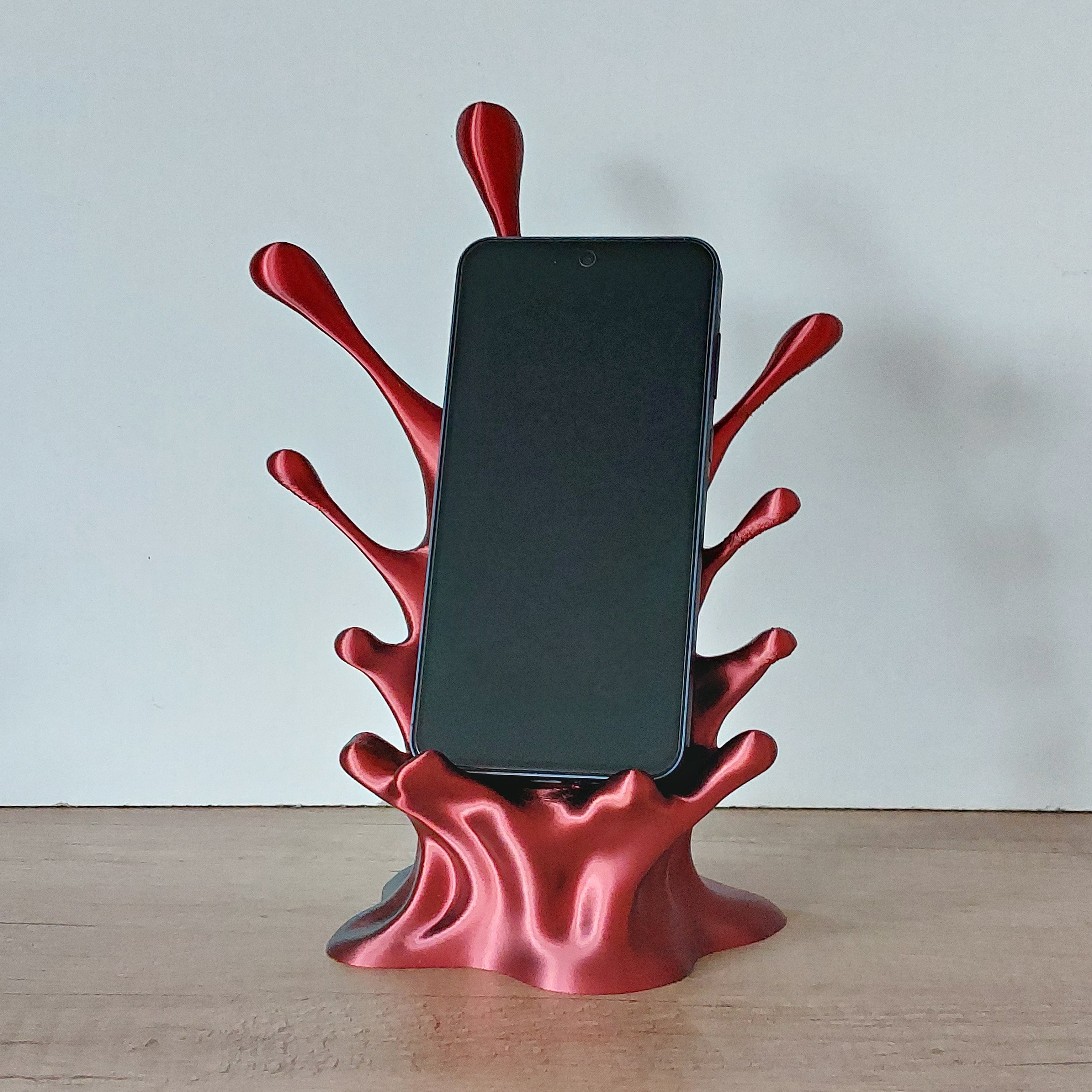 📱 Handyhalter „Splash“ mit Kabeldurchführung – Moderner Smartphone-Ständer aus 3D-Druck