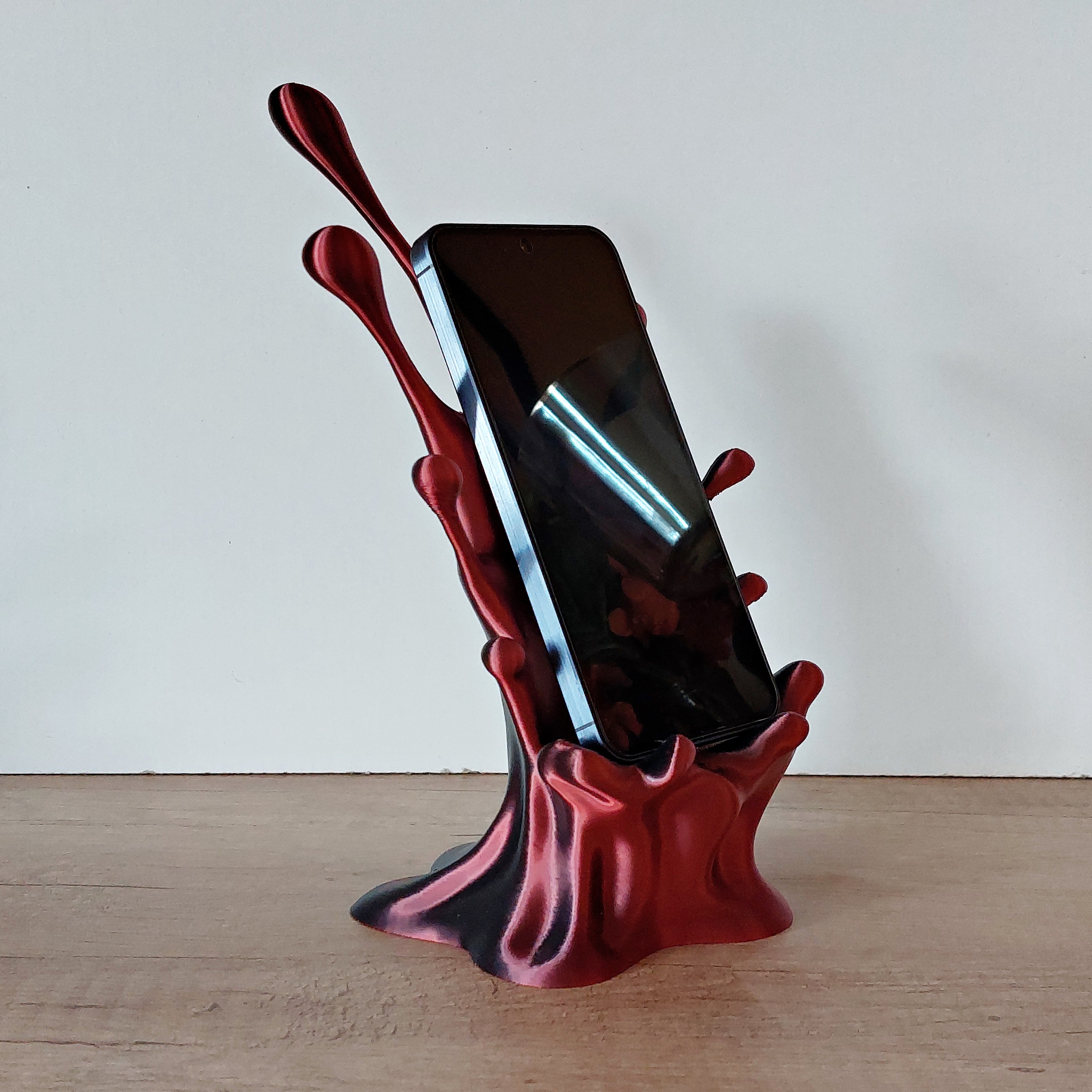 📱 Handyhalter „Splash“ mit Kabeldurchführung – Moderner Smartphone-Ständer aus 3D-Druck
