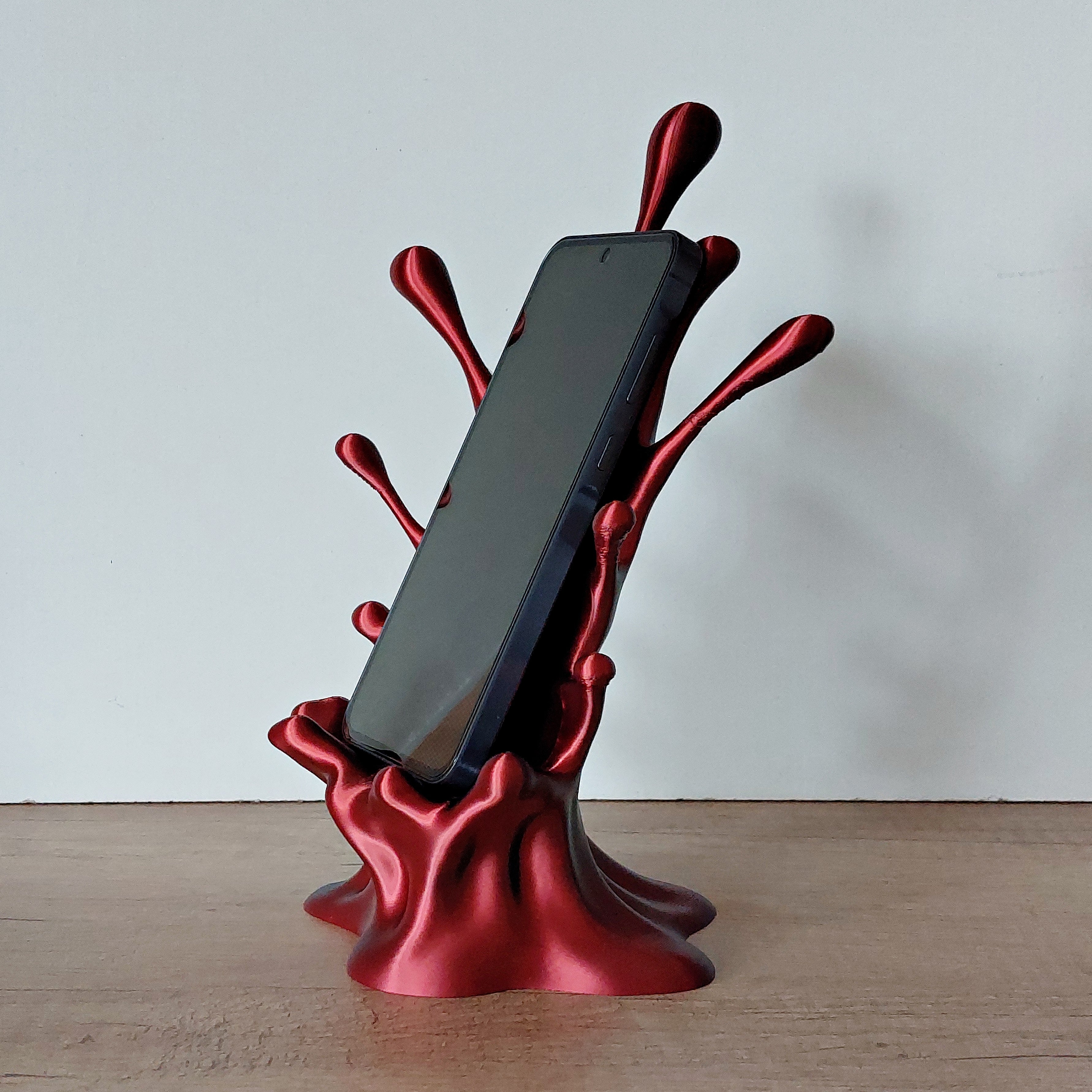 📱 Handyhalter „Splash“ mit Kabeldurchführung – Moderner Smartphone-Ständer aus 3D-Druck