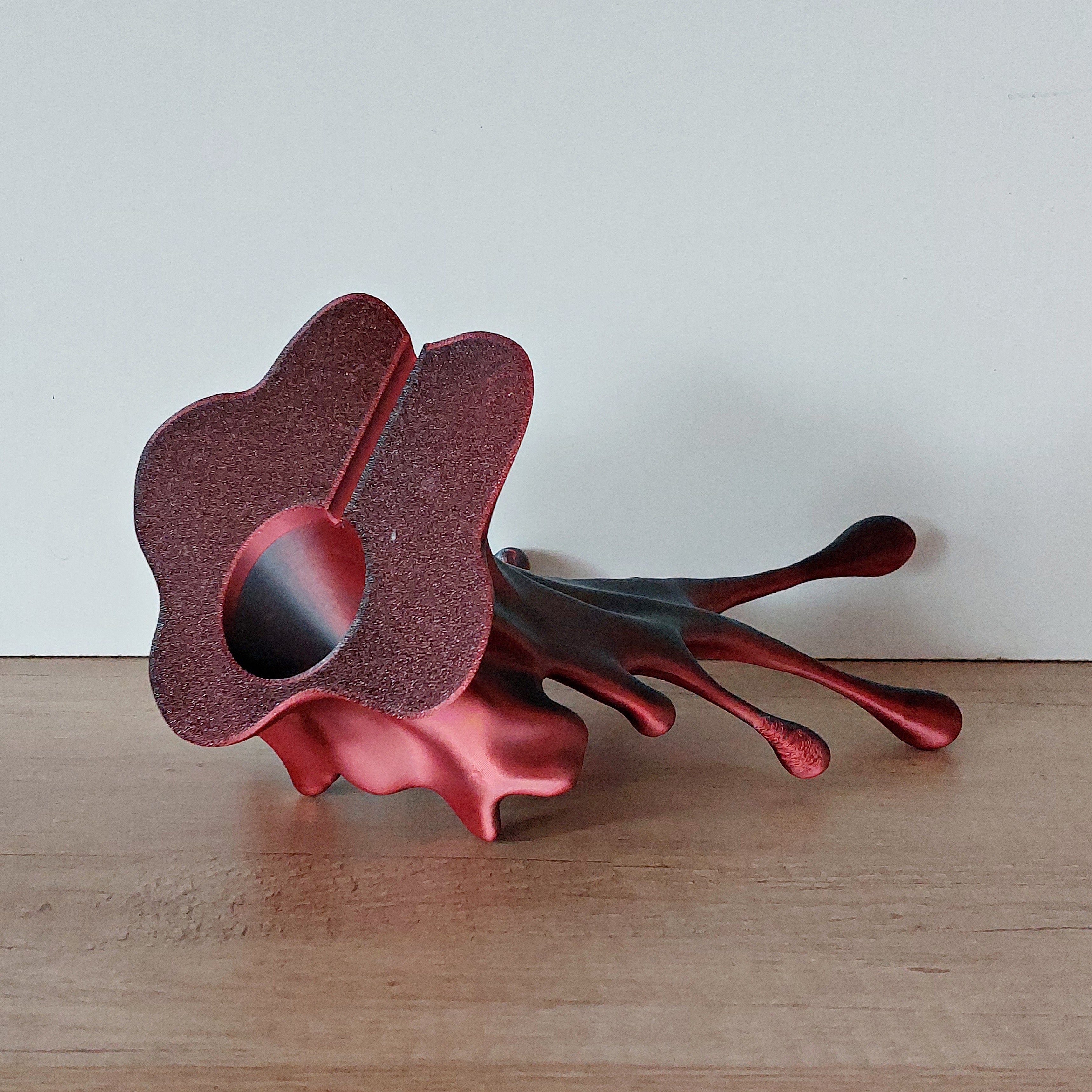 📱 Handyhalter „Splash“ mit Kabeldurchführung – Moderner Smartphone-Ständer aus 3D-Druck