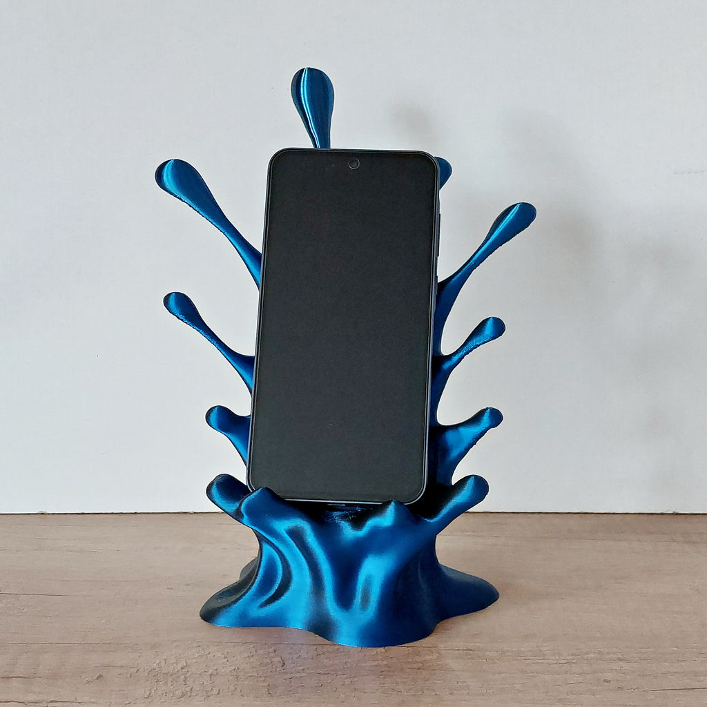Handyhalter „Splash“ aus hochwertigem 3D-Druck mit integrierter Kabeldurchführung, ca. 12 × 14 × 29 cm, moderner Smartphone-Ständer für Schreibtisch und Büro.