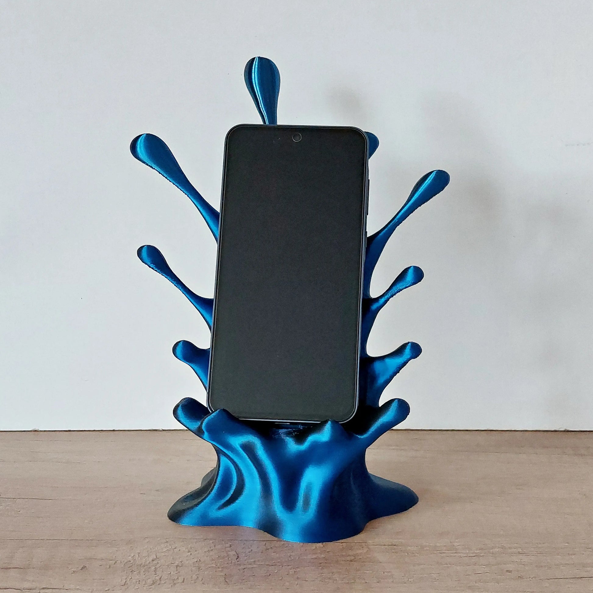 Handyhalter Splash aus 3D-Druck mit Kabeldurchführung