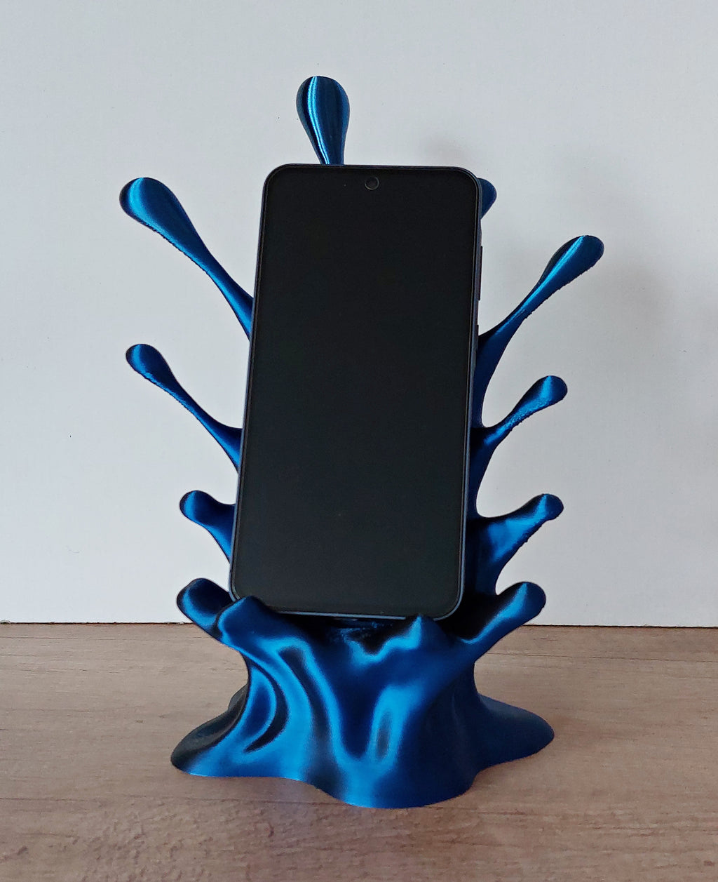 📱 Handyhalter „Splash“ mit Kabeldurchführung – Moderner Smartphone-Ständer aus 3D-Druck