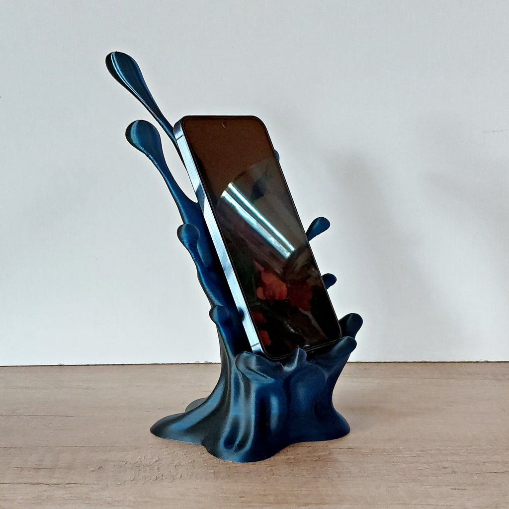 📱 Handyhalter „Splash“ mit Kabeldurchführung – Moderner Smartphone-Ständer aus 3D-Druck