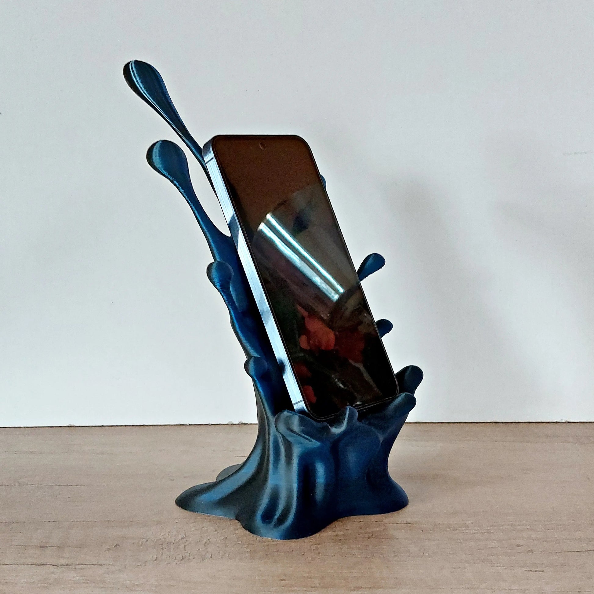 Handyhalter „Splash“ aus 3D-Druck | Smartphone Ständer mit Kabeldurchführung | Viele Farben | Megahobby megahobby