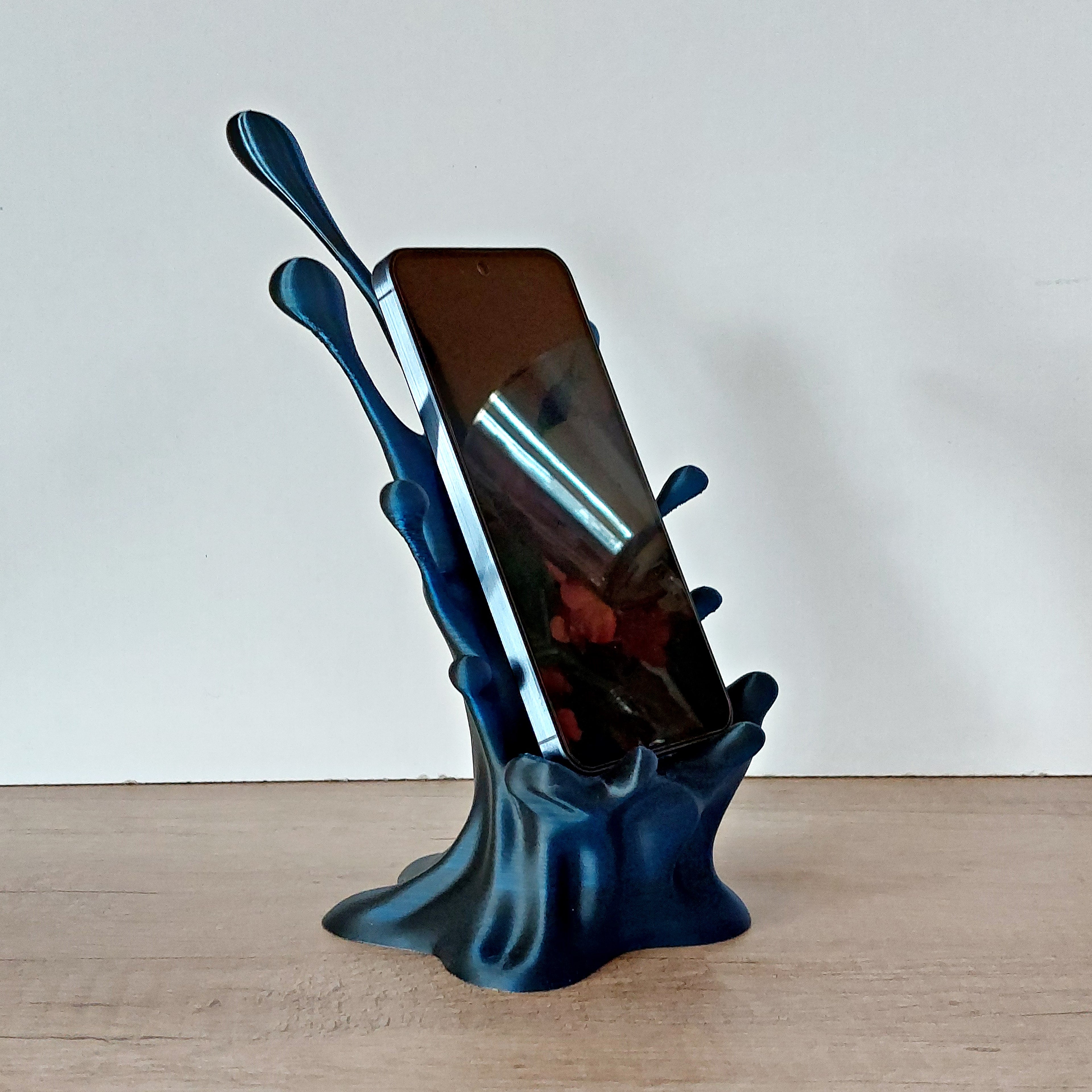 📱 Handyhalter „Splash“ mit Kabeldurchführung – Moderner Smartphone-Ständer aus 3D-Druck