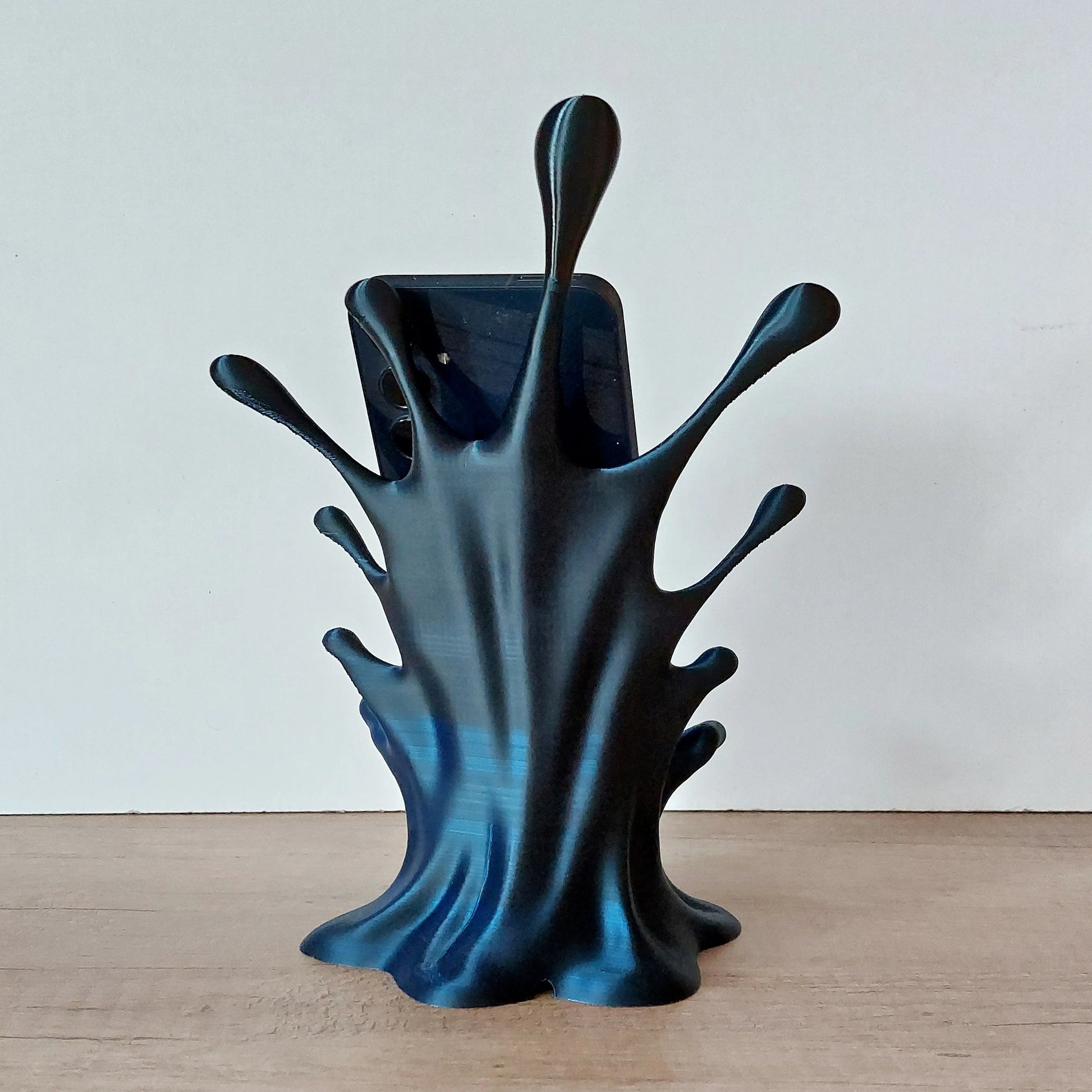 Handyhalter „Splash“ aus 3D-Druck | Smartphone Ständer mit Kabeldurchführung | Viele Farben | Megahobby megahobby