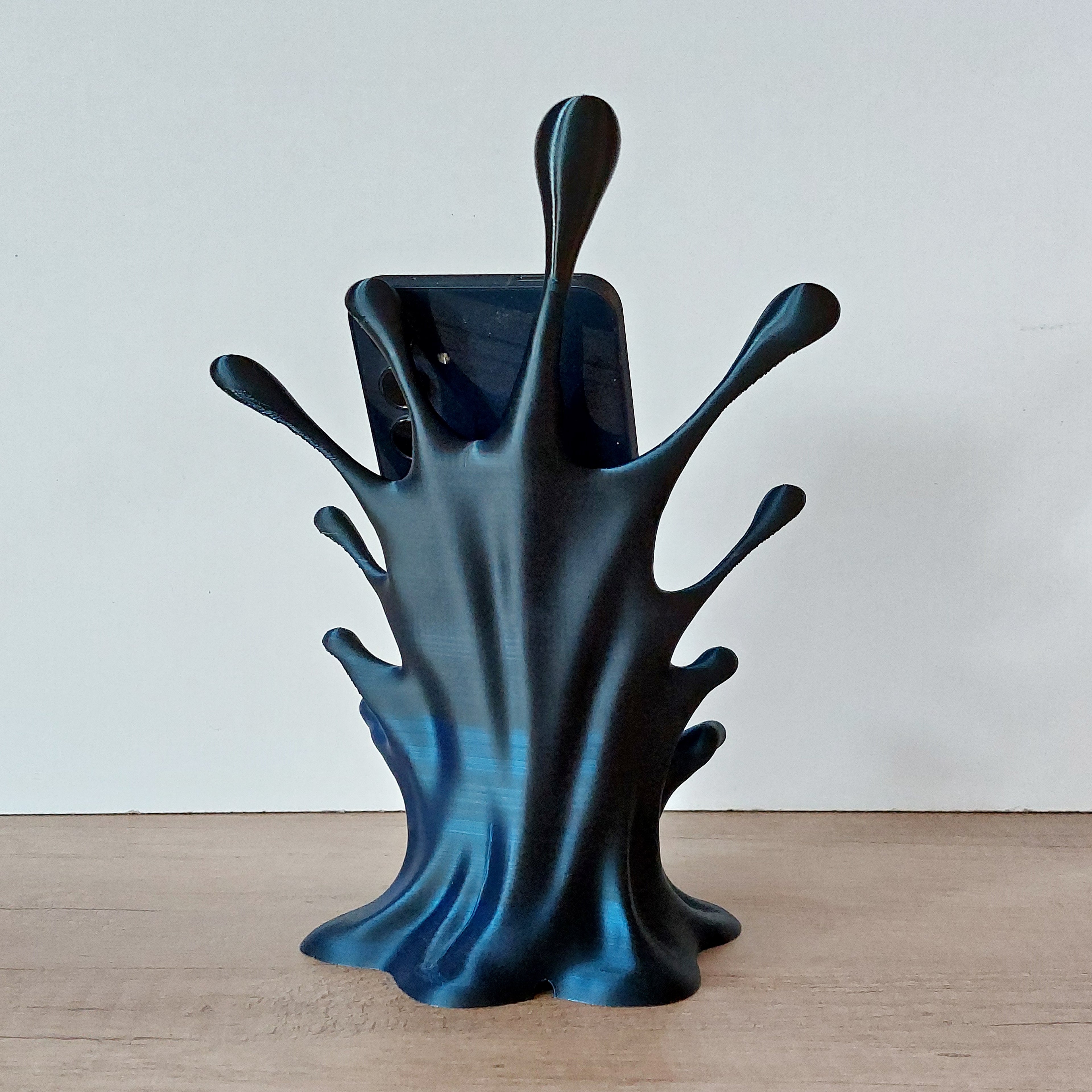 📱 Handyhalter „Splash“ mit Kabeldurchführung – Moderner Smartphone-Ständer aus 3D-Druck