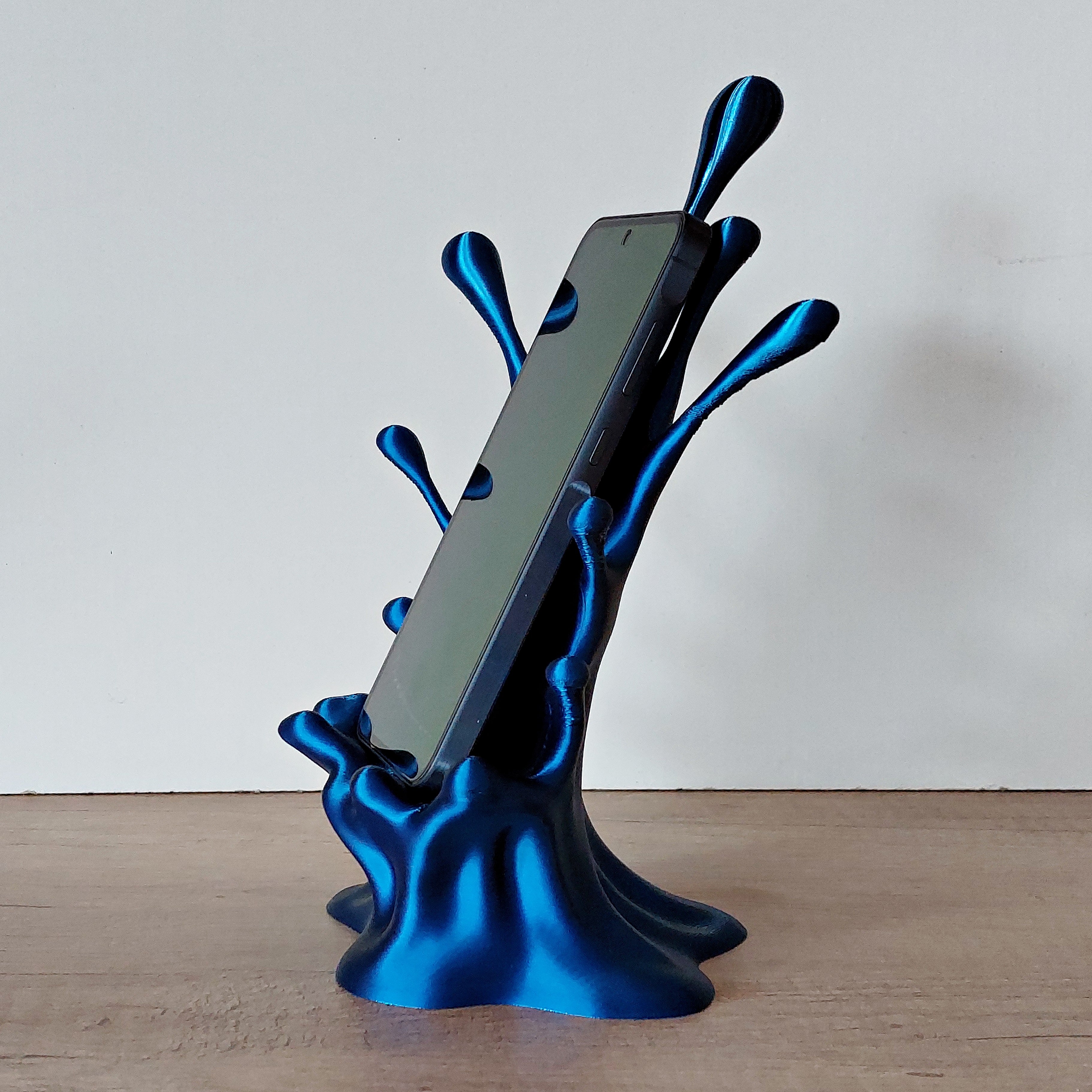 📱 Handyhalter „Splash“ mit Kabeldurchführung – Moderner Smartphone-Ständer aus 3D-Druck