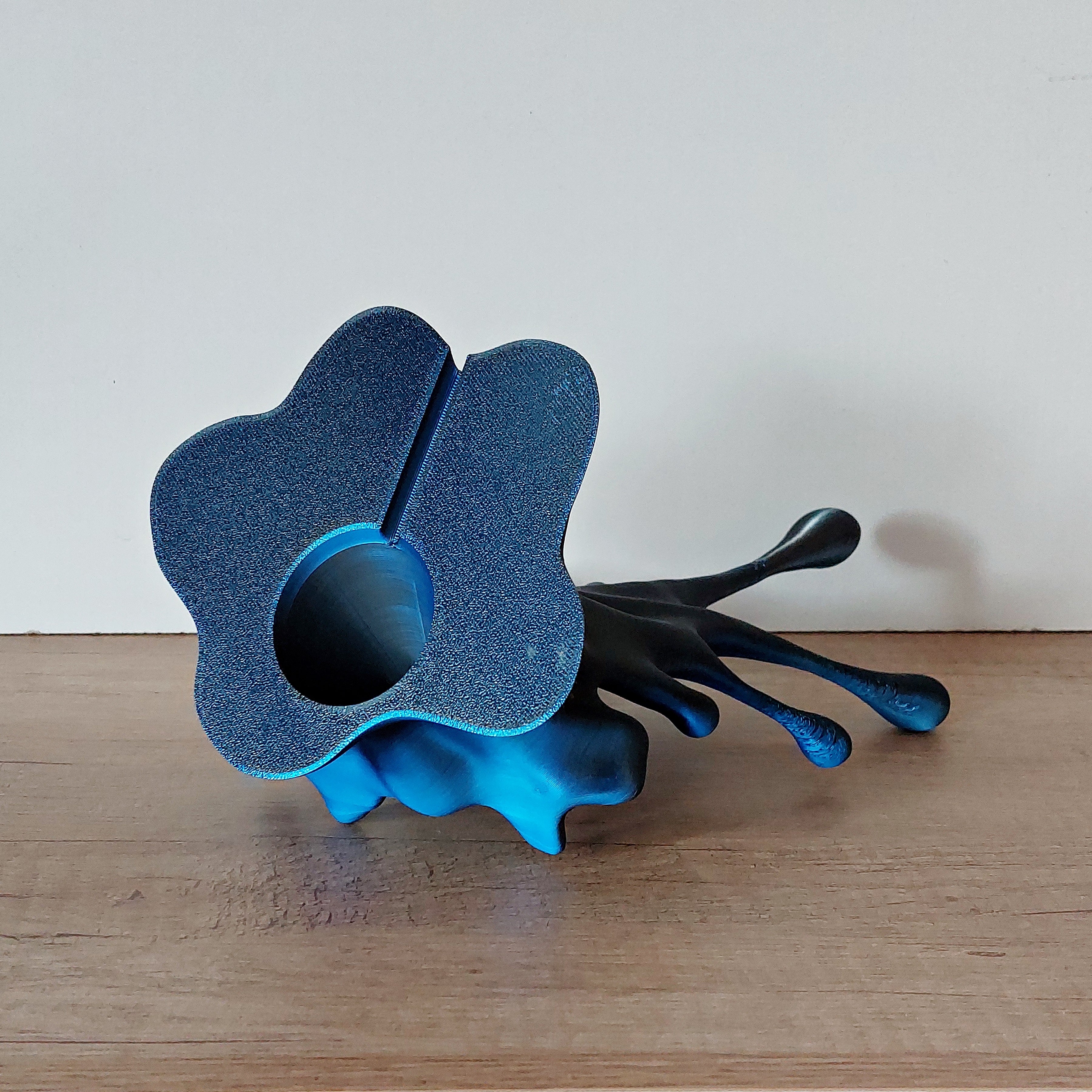 📱 Handyhalter „Splash“ mit Kabeldurchführung – Moderner Smartphone-Ständer aus 3D-Druck