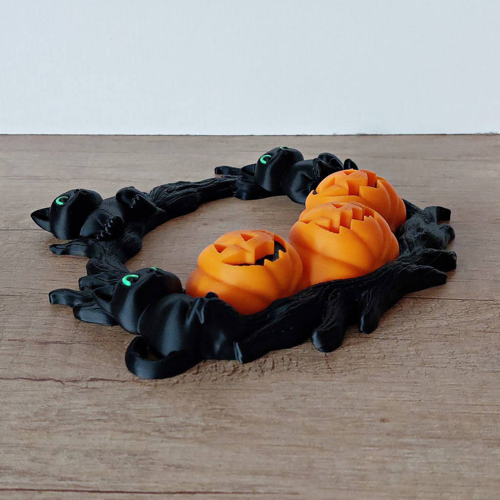 Halloween Türkranz mit orangefarbenen Kürbissen
