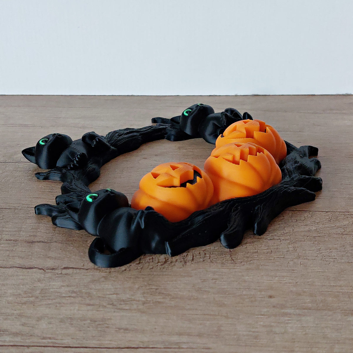 Halloween Türkranz mit orangefarbenen Kürbissen