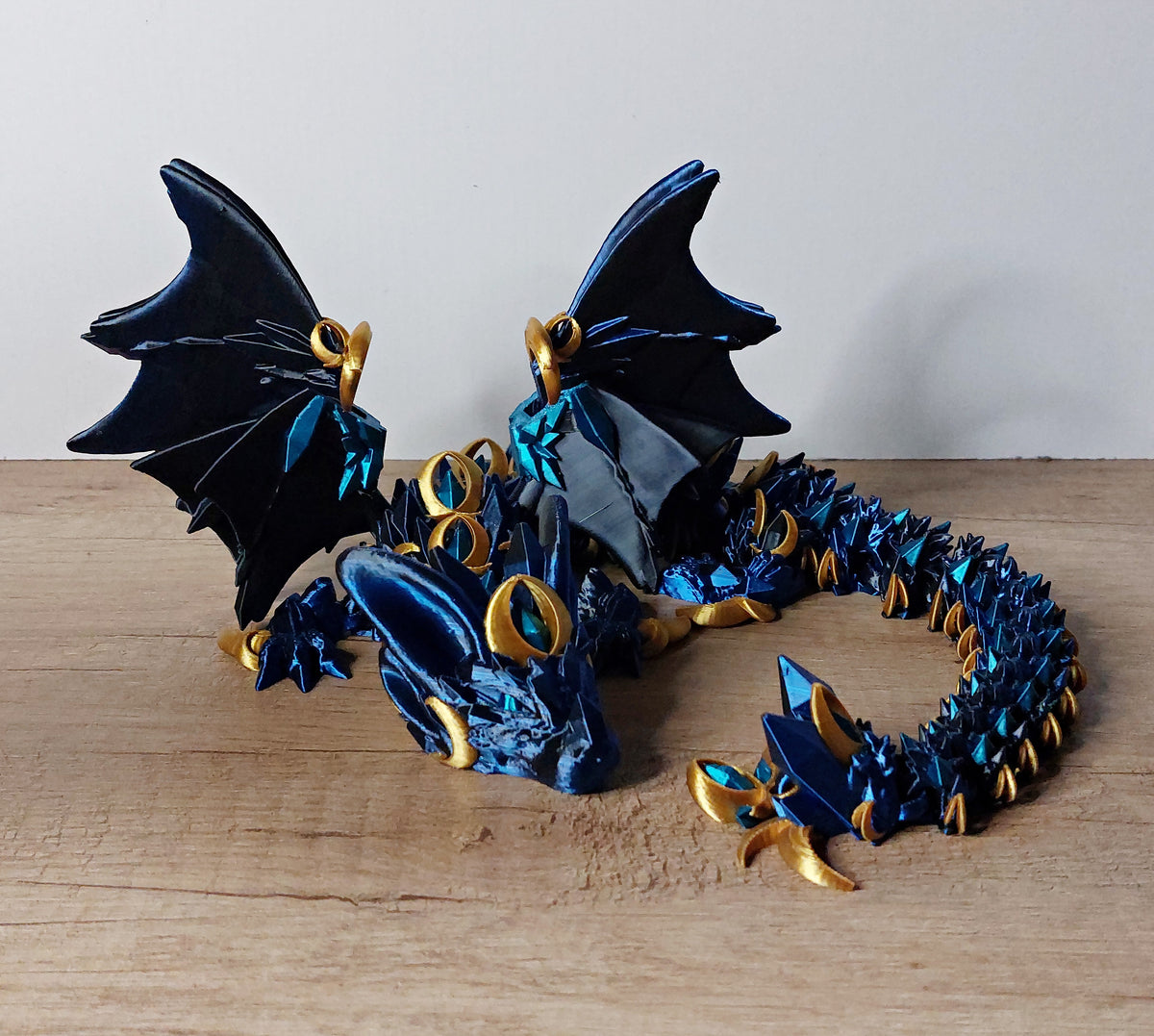 🐉 Nightwing Dragon – Majestätischer Drache in Blau, Schwarz, Türkis & Gold