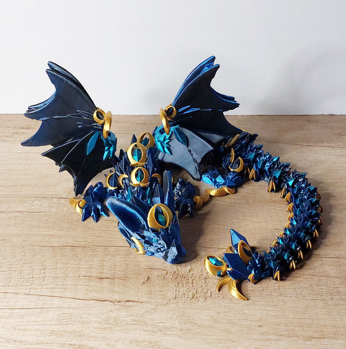 🐉 Nightwing Dragon – Majestätischer Drache in Blau, Schwarz, Türkis & Gold