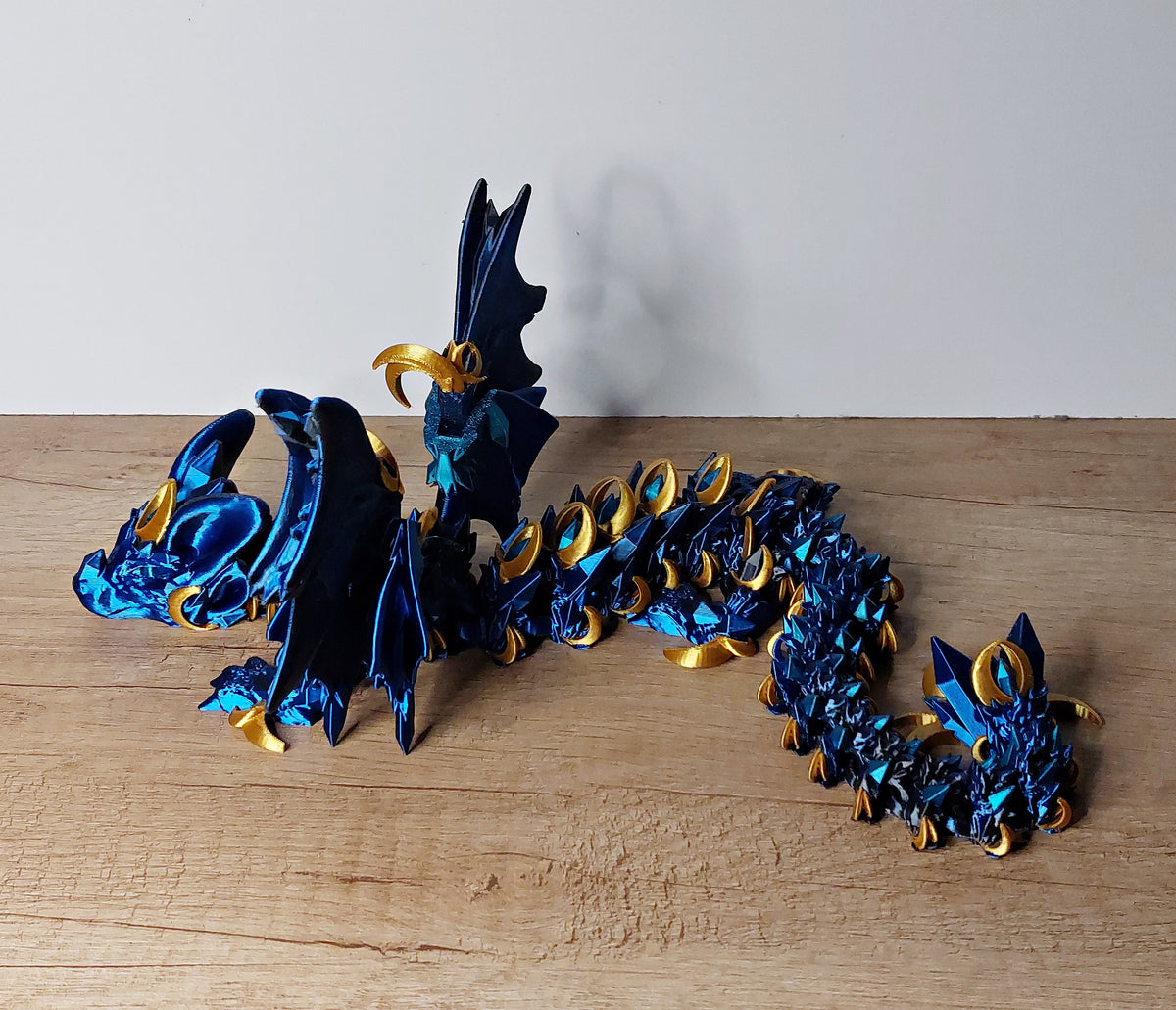 🐉 Nightwing Dragon – Majestätischer Drache in Blau, Schwarz, Türkis & Gold