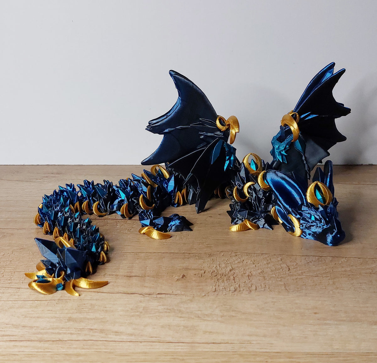 🐉 Nightwing Dragon – Majestätischer Drache in Blau, Schwarz, Türkis & Gold