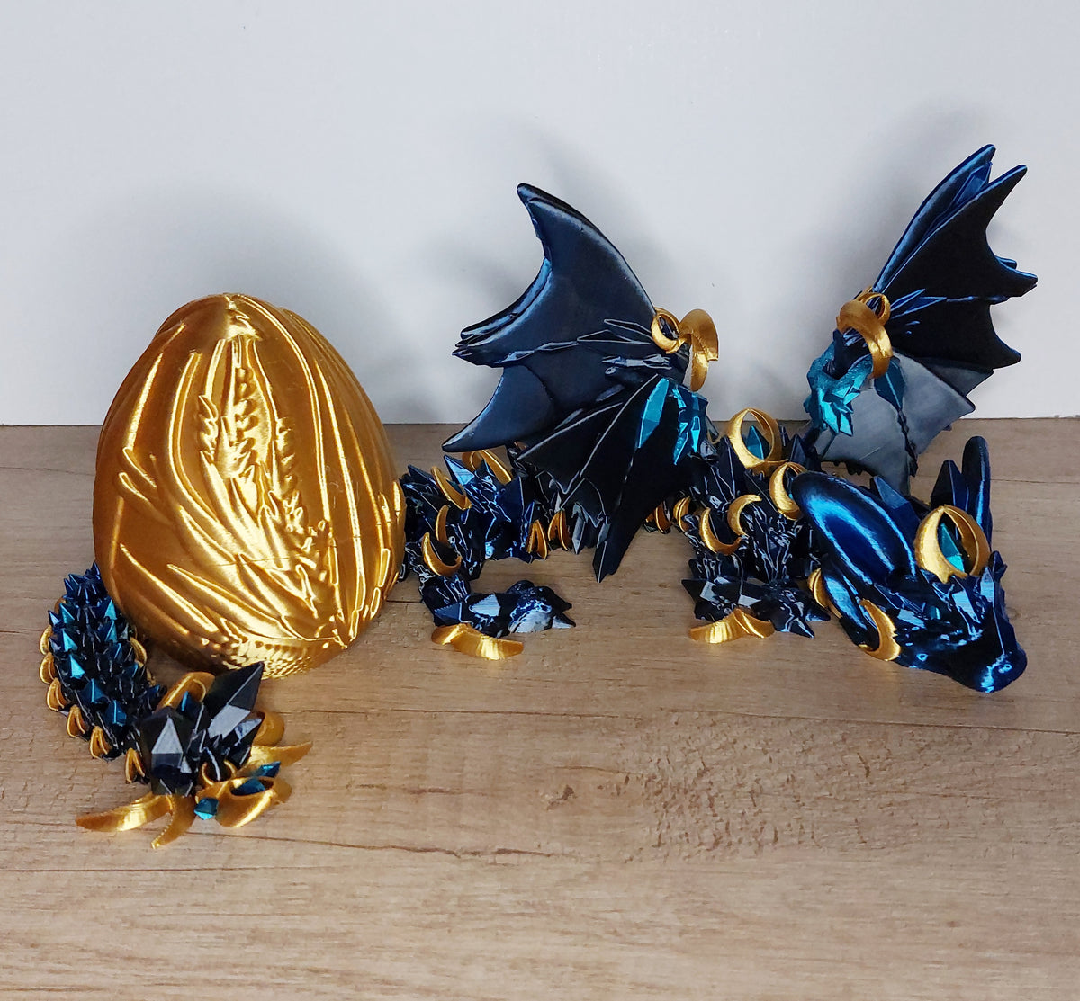 🐉 Nightwing Dragon – Majestätischer Drache in Blau, Schwarz, Türkis & Gold