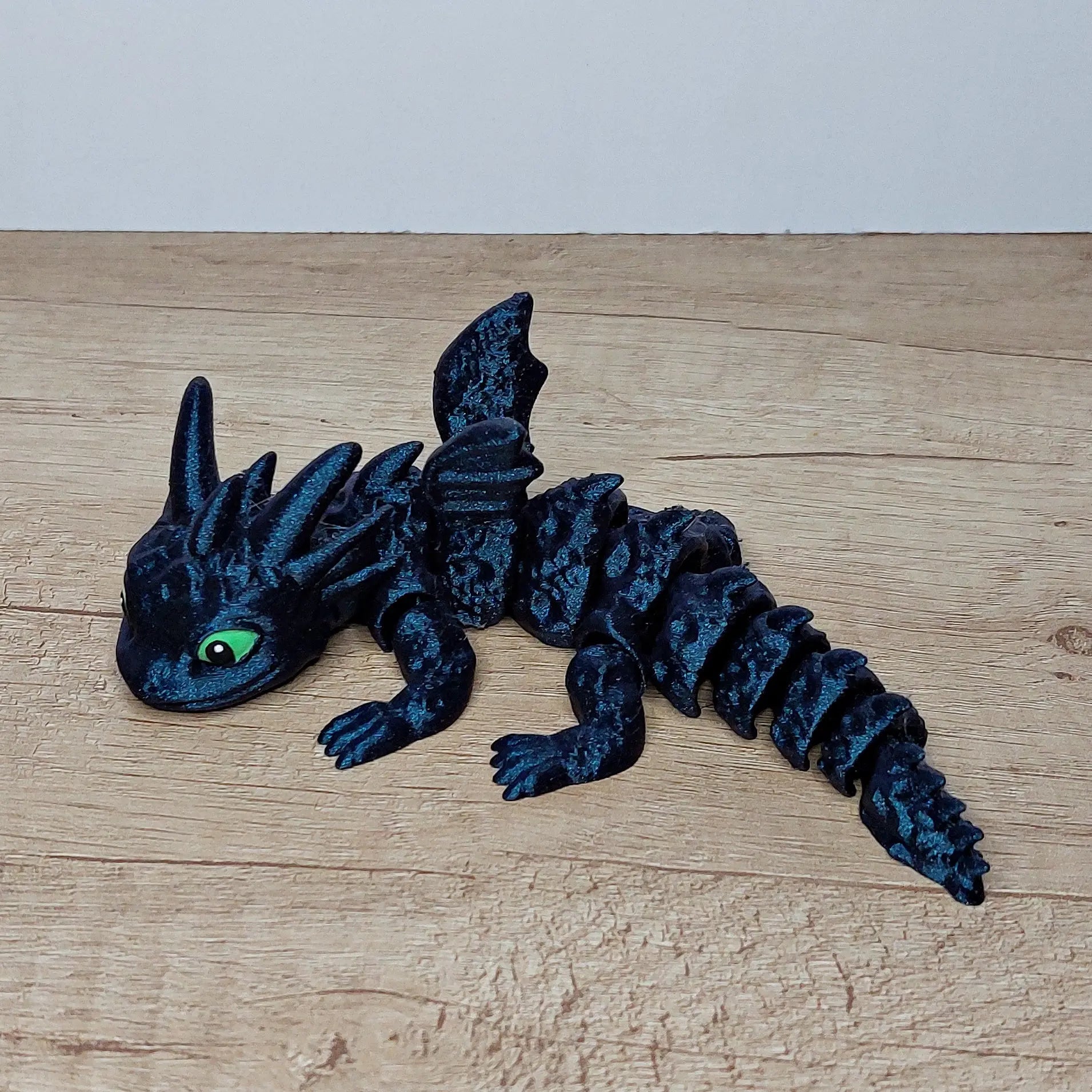 Monddrache aus 3D-Druck | Bewegliche Fantasy-Figur in Petrol | Handbemalte Augen | Deko & Geschenkidee megahobby