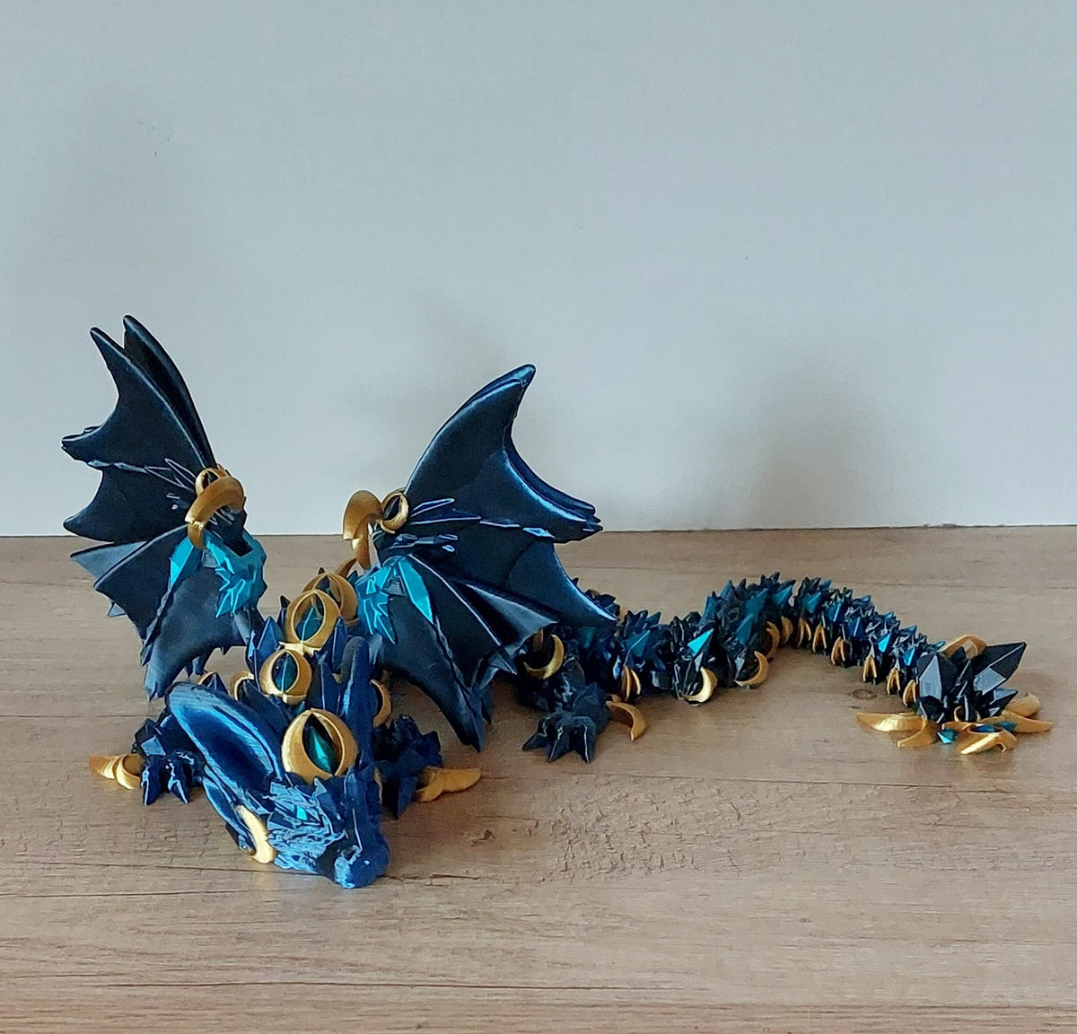 🐉 Nightwing Dragon – Majestätischer Drache in Blau, Schwarz, Türkis & Gold