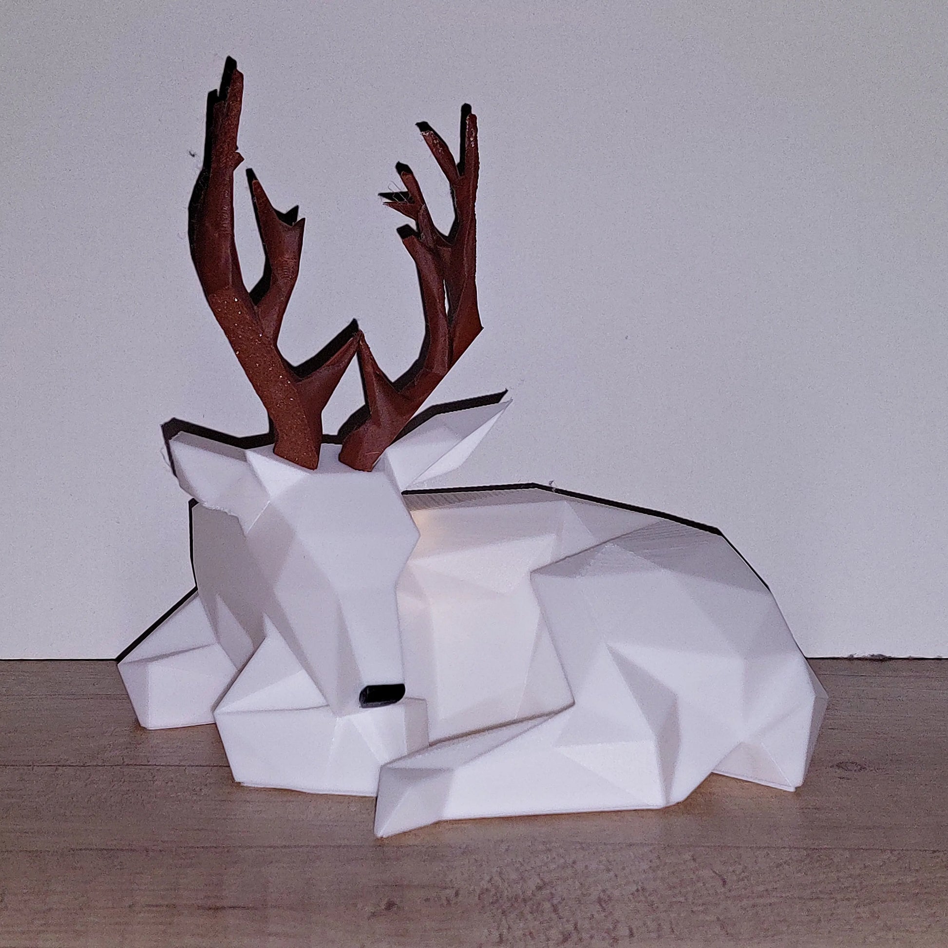 Hirsch aus 3D-Druck für LED-Licht | Weiß & braunes Geweih | Moderne Winter- & Wohnraumdeko | 19 cm megahobby