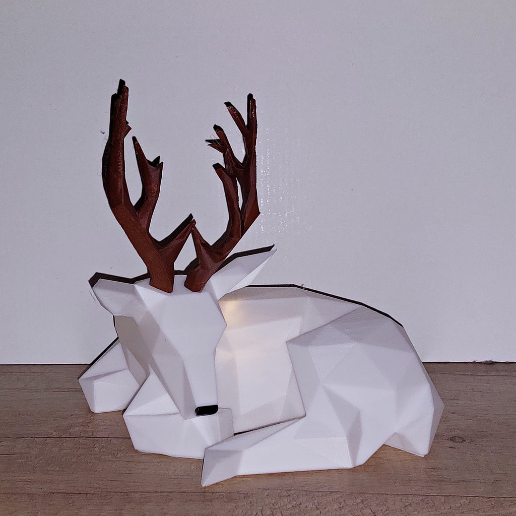 🦌 Hirsch mit LED-Licht – 3D-Druck in Weiß & Braun