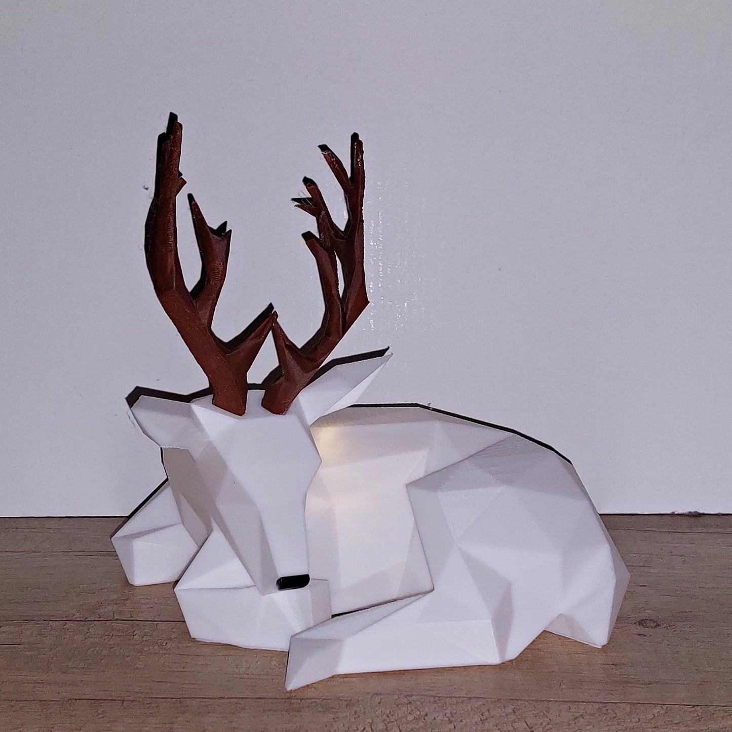 Hirsch aus 3D-Druck für LED-Licht | Weiß & braunes Geweih | Moderne Winter- & Wohnraumdeko | 19 cm megahobby