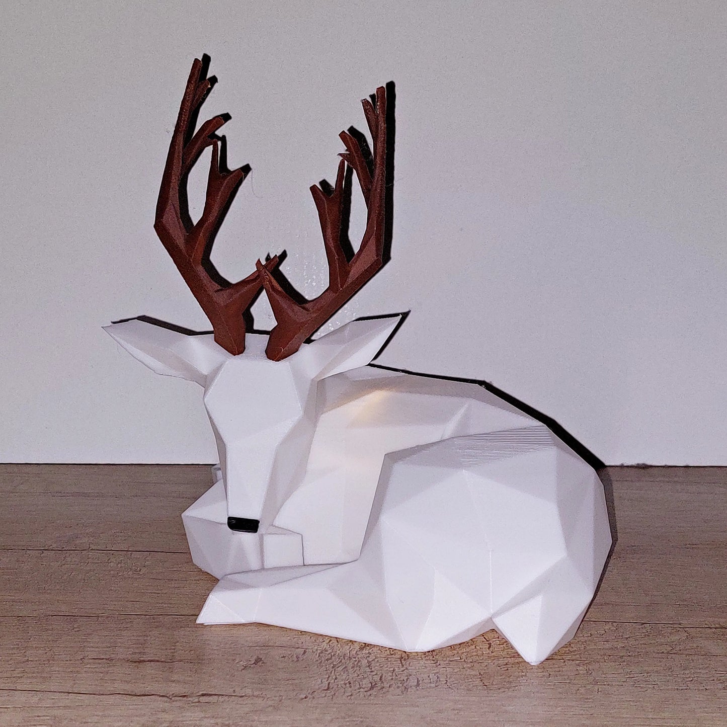 Hirsch aus 3D-Druck für LED-Licht | Weiß & braunes Geweih | Moderne Winter- & Wohnraumdeko | 19 cm megahobby