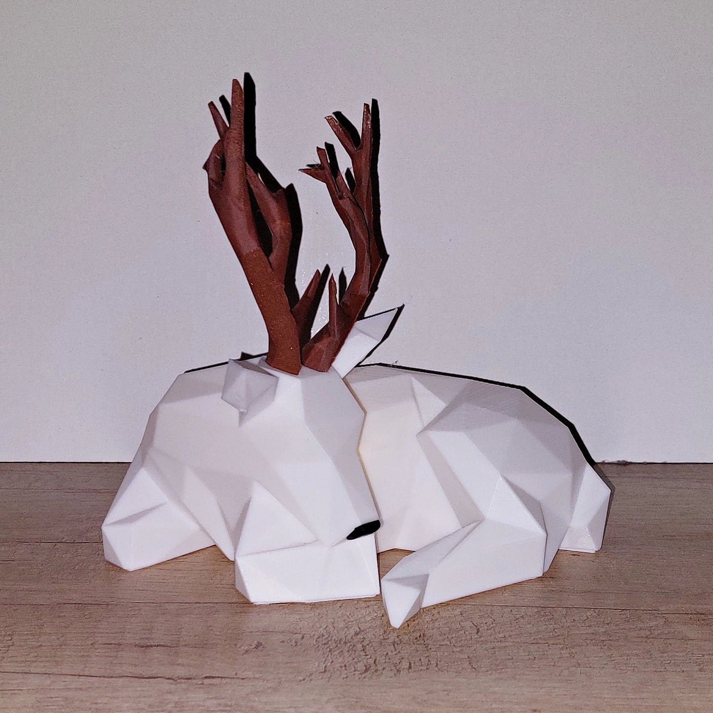 Hirsch aus 3D-Druck für LED-Licht | Weiß & braunes Geweih | Moderne Winter- & Wohnraumdeko | 19 cm megahobby