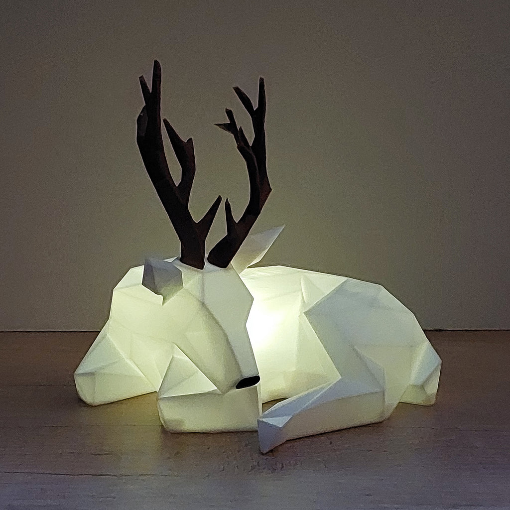 🦌 Hirsch mit LED-Licht – 3D-Druck in Weiß & Braun