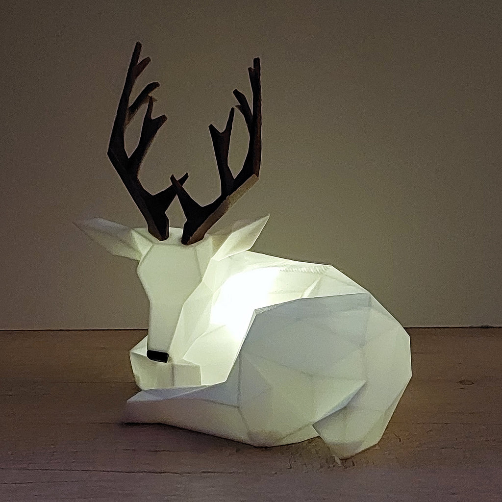 🦌 Hirsch mit LED-Licht – 3D-Druck in Weiß & Braun
