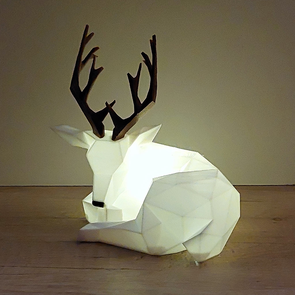 🦌 Hirsch mit LED-Licht – 3D-Druck in Weiß & Braun