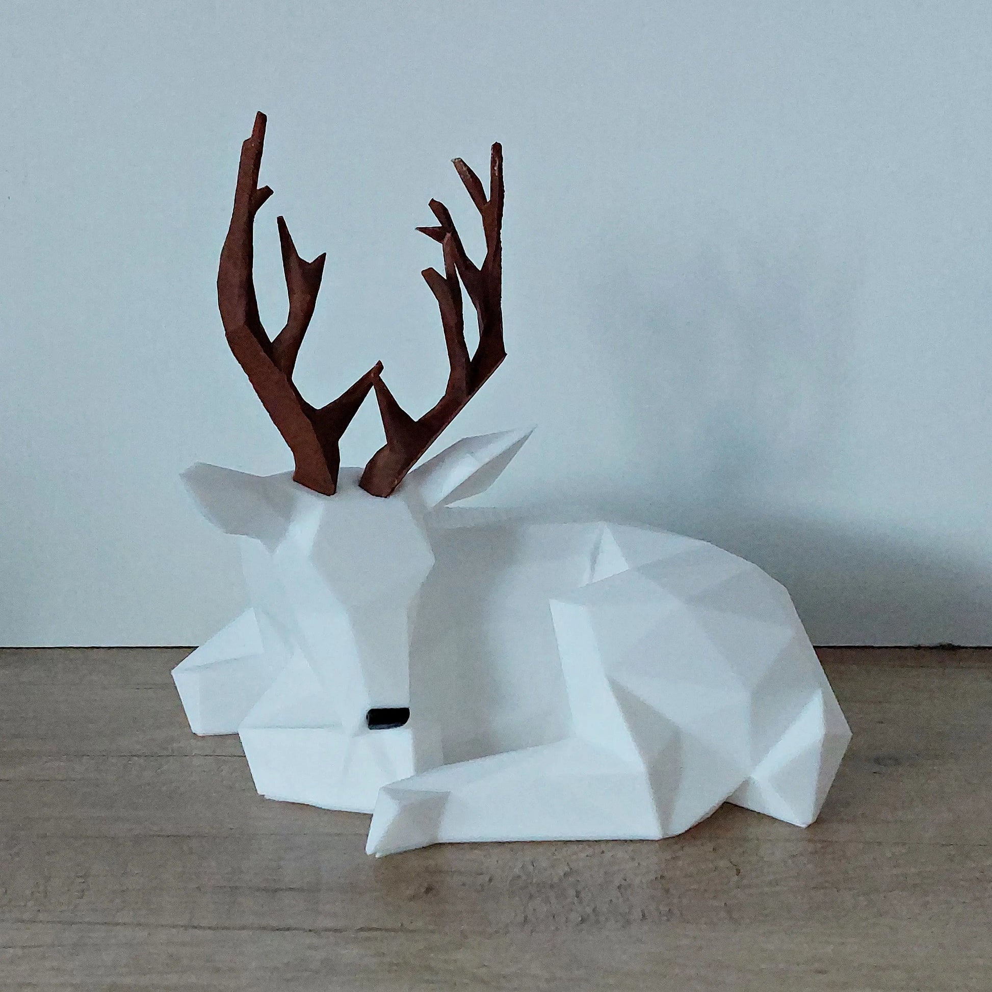 Hirsch aus 3D-Druck für LED-Licht | Weiß & braunes Geweih | Moderne Winter- & Wohnraumdeko | 19 cm megahobby