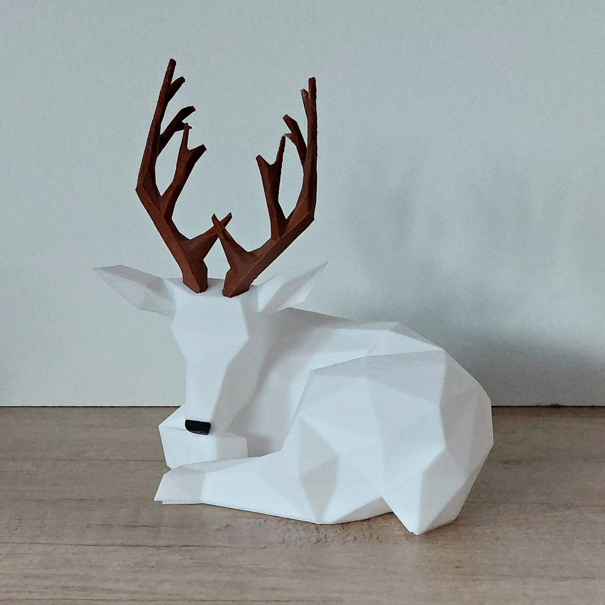 Hirsch aus 3D-Druck für LED-Licht | Weiß & braunes Geweih | Moderne Winter- & Wohnraumdeko | 19 cm megahobby