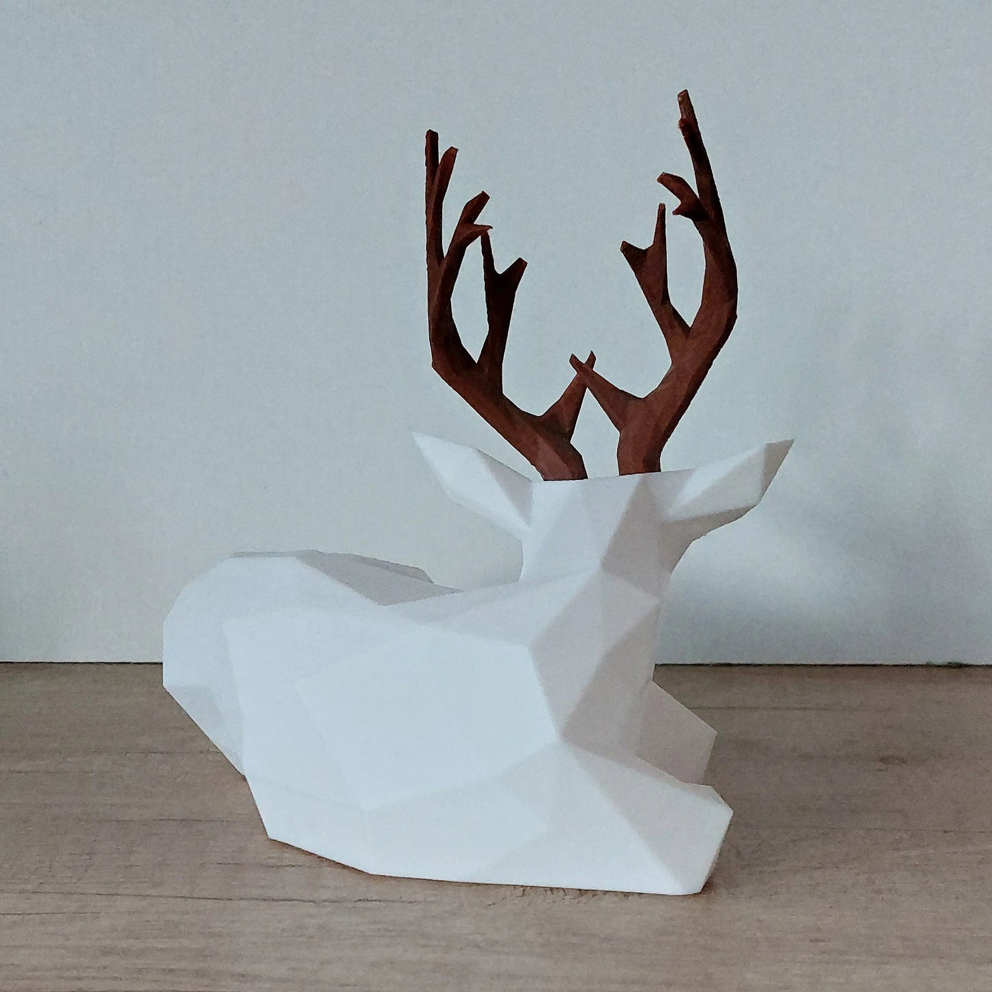 Hirsch aus 3D-Druck für LED-Licht | Weiß & braunes Geweih | Moderne Winter- & Wohnraumdeko | 19 cm megahobby