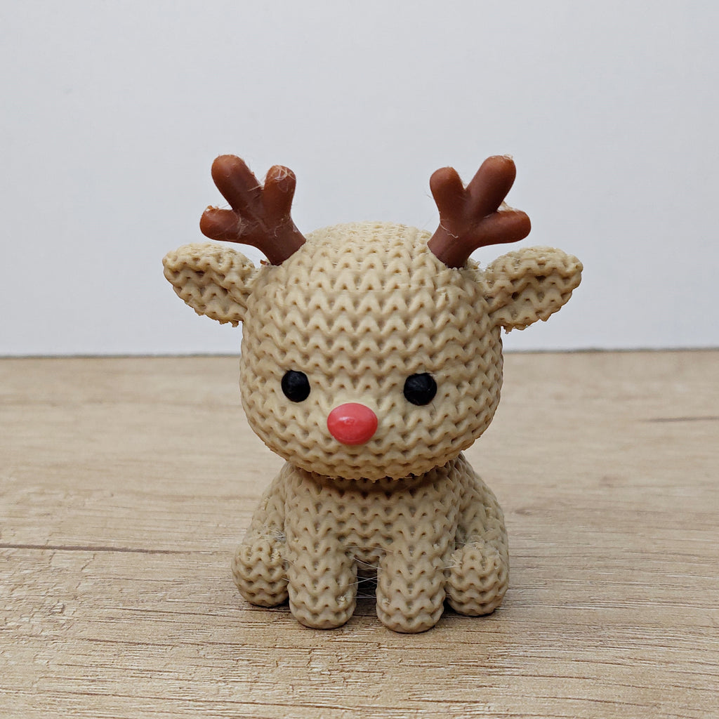 Rentier im Strick-Look aus hochwertigem 3D-Druck als winterliche Weihnachtsdekoration für Wohnzimmer, Regal oder Fensterbank.